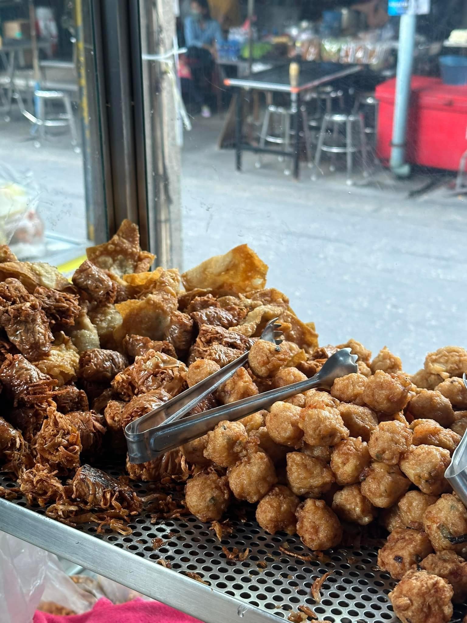 ก๋วยเตี๋ยวผัดงี่เง่า at เจ๊เบญ โอเดี้ยน, ร้านฮั้นโภชนา, เจ๊เฮี้ยง ก๋วยเตี๋ยวลูกชิ้นปลา ตลาดน้อย, ข้าวต้มปลาตลาดน้อย, Baan Chim Cha, อาฉีไก่ทอด, มานพ สุกี้รถกระบะ, แดงราชาหอยทอด, โจ๊ก เจ๊หมวยเกี้ย-ดั้งเดิม, เป็ดตุ๋นเจ้าท่า, ซี่โครงปราณ, คุณปุ๊กะหรี่ปั๊บ ณ ตลาดน้อย, แต้เล่าจิ้นเส็ง, Li Bing Waffle Parlour, Mana Craft, Jap Bread ตลาดน้อย, ฮงเซียงกง