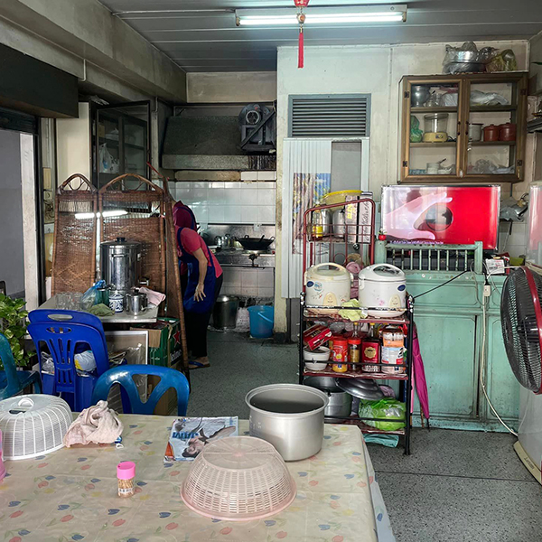 ก๋วยเตี๋ยวผัดงี่เง่า at เจ๊เบญ โอเดี้ยน, ร้านฮั้นโภชนา, เจ๊เฮี้ยง ก๋วยเตี๋ยวลูกชิ้นปลา ตลาดน้อย, ข้าวต้มปลาตลาดน้อย, Baan Chim Cha, อาฉีไก่ทอด, มานพ สุกี้รถกระบะ, แดงราชาหอยทอด, โจ๊ก เจ๊หมวยเกี้ย-ดั้งเดิม, เป็ดตุ๋นเจ้าท่า, ซี่โครงปราณ, คุณปุ๊กะหรี่ปั๊บ ณ ตลาดน้อย, แต้เล่าจิ้นเส็ง, Li Bing Waffle Parlour, Mana Craft, Jap Bread ตลาดน้อย, ฮงเซียงกง