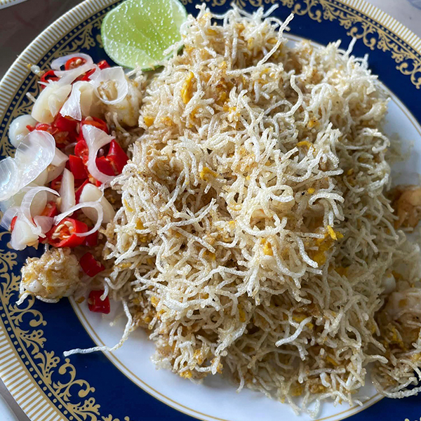 ก๋วยเตี๋ยวผัดงี่เง่า at เจ๊เบญ โอเดี้ยน, ร้านฮั้นโภชนา, เจ๊เฮี้ยง ก๋วยเตี๋ยวลูกชิ้นปลา ตลาดน้อย, ข้าวต้มปลาตลาดน้อย, Baan Chim Cha, อาฉีไก่ทอด, มานพ สุกี้รถกระบะ, แดงราชาหอยทอด, โจ๊ก เจ๊หมวยเกี้ย-ดั้งเดิม, เป็ดตุ๋นเจ้าท่า, ซี่โครงปราณ, คุณปุ๊กะหรี่ปั๊บ ณ ตลาดน้อย, แต้เล่าจิ้นเส็ง, Li Bing Waffle Parlour, Mana Craft, Jap Bread ตลาดน้อย, ฮงเซียงกง