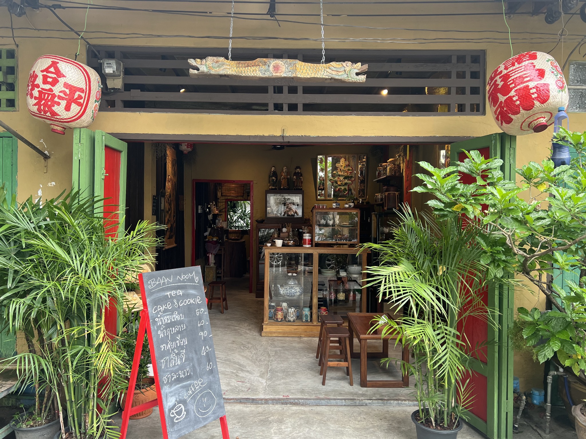 ก๋วยเตี๋ยวผัดงี่เง่า at เจ๊เบญ โอเดี้ยน, ร้านฮั้นโภชนา, เจ๊เฮี้ยง ก๋วยเตี๋ยวลูกชิ้นปลา ตลาดน้อย, ข้าวต้มปลาตลาดน้อย, Baan Chim Cha, อาฉีไก่ทอด, มานพ สุกี้รถกระบะ, แดงราชาหอยทอด, โจ๊ก เจ๊หมวยเกี้ย-ดั้งเดิม, เป็ดตุ๋นเจ้าท่า, ซี่โครงปราณ, คุณปุ๊กะหรี่ปั๊บ ณ ตลาดน้อย, แต้เล่าจิ้นเส็ง, Li Bing Waffle Parlour, Mana Craft, Jap Bread ตลาดน้อย, ฮงเซียงกง