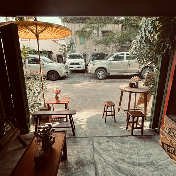 ก๋วยเตี๋ยวผัดงี่เง่า at เจ๊เบญ โอเดี้ยน, ร้านฮั้นโภชนา, เจ๊เฮี้ยง ก๋วยเตี๋ยวลูกชิ้นปลา ตลาดน้อย, ข้าวต้มปลาตลาดน้อย, Baan Chim Cha, อาฉีไก่ทอด, มานพ สุกี้รถกระบะ, แดงราชาหอยทอด, โจ๊ก เจ๊หมวยเกี้ย-ดั้งเดิม, เป็ดตุ๋นเจ้าท่า, ซี่โครงปราณ, คุณปุ๊กะหรี่ปั๊บ ณ ตลาดน้อย, แต้เล่าจิ้นเส็ง, Li Bing Waffle Parlour, Mana Craft, Jap Bread ตลาดน้อย, ฮงเซียงกง