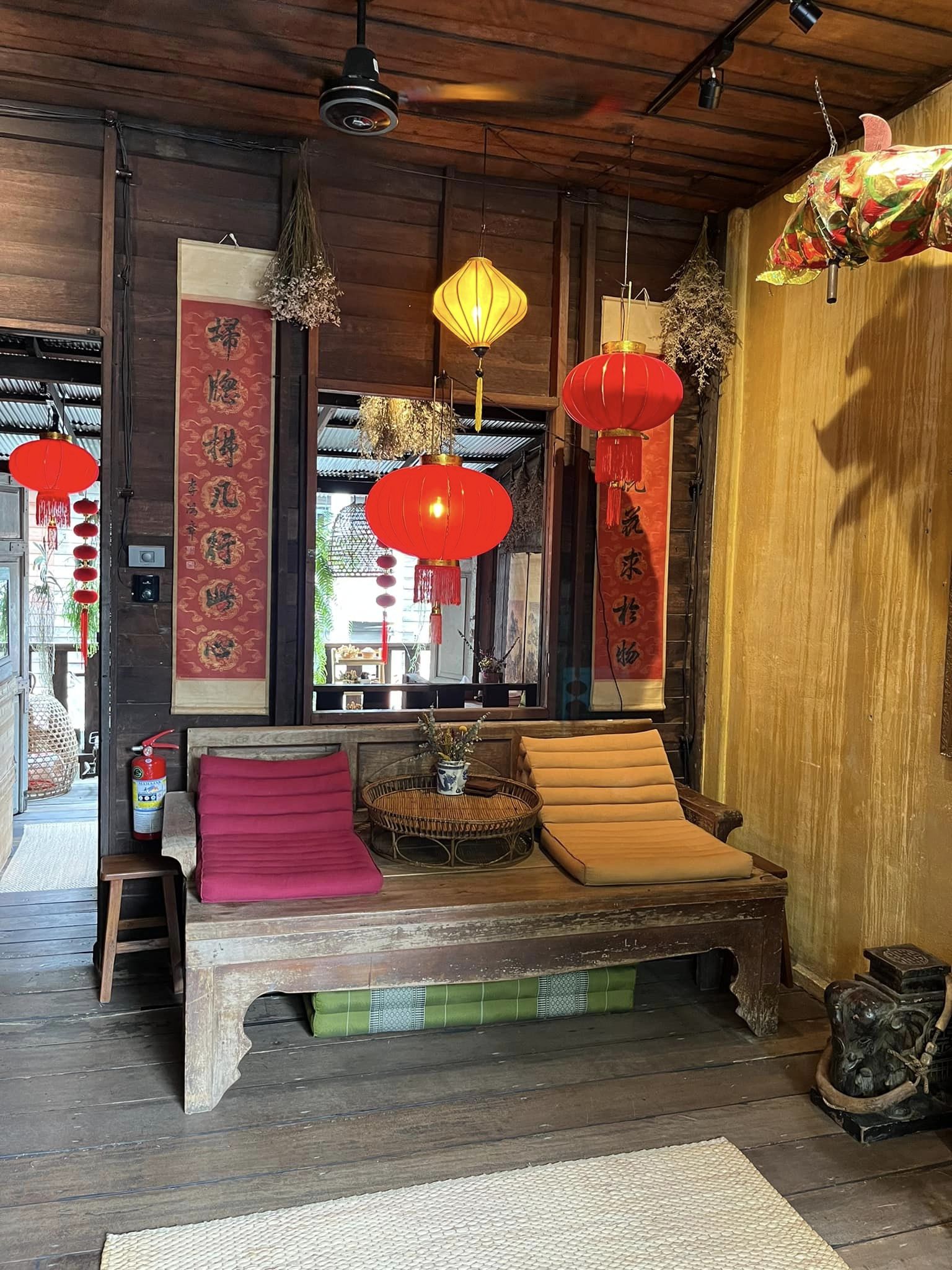 ก๋วยเตี๋ยวผัดงี่เง่า at เจ๊เบญ โอเดี้ยน, ร้านฮั้นโภชนา, เจ๊เฮี้ยง ก๋วยเตี๋ยวลูกชิ้นปลา ตลาดน้อย, ข้าวต้มปลาตลาดน้อย, Baan Chim Cha, อาฉีไก่ทอด, มานพ สุกี้รถกระบะ, แดงราชาหอยทอด, โจ๊ก เจ๊หมวยเกี้ย-ดั้งเดิม, เป็ดตุ๋นเจ้าท่า, ซี่โครงปราณ, คุณปุ๊กะหรี่ปั๊บ ณ ตลาดน้อย, แต้เล่าจิ้นเส็ง, Li Bing Waffle Parlour, Mana Craft, Jap Bread ตลาดน้อย, ฮงเซียงกง