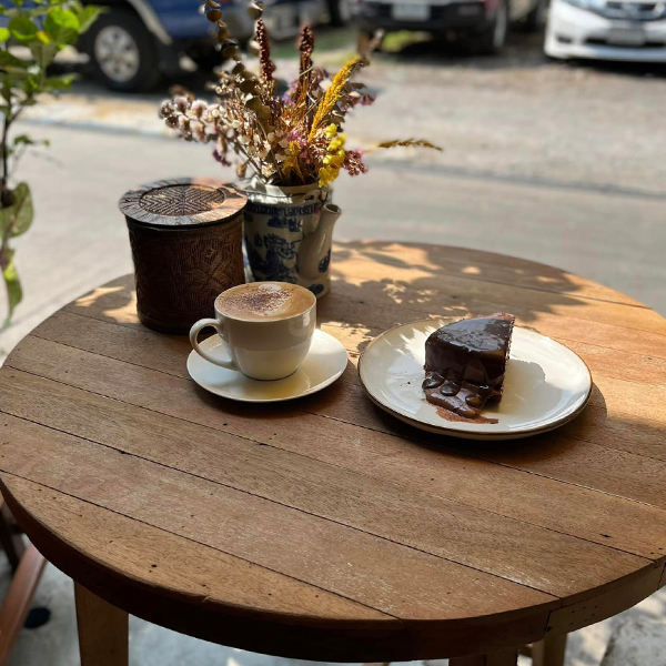 ก๋วยเตี๋ยวผัดงี่เง่า at เจ๊เบญ โอเดี้ยน, ร้านฮั้นโภชนา, เจ๊เฮี้ยง ก๋วยเตี๋ยวลูกชิ้นปลา ตลาดน้อย, ข้าวต้มปลาตลาดน้อย, Baan Chim Cha, อาฉีไก่ทอด, มานพ สุกี้รถกระบะ, แดงราชาหอยทอด, โจ๊ก เจ๊หมวยเกี้ย-ดั้งเดิม, เป็ดตุ๋นเจ้าท่า, ซี่โครงปราณ, คุณปุ๊กะหรี่ปั๊บ ณ ตลาดน้อย, แต้เล่าจิ้นเส็ง, Li Bing Waffle Parlour, Mana Craft, Jap Bread ตลาดน้อย, ฮงเซียงกง