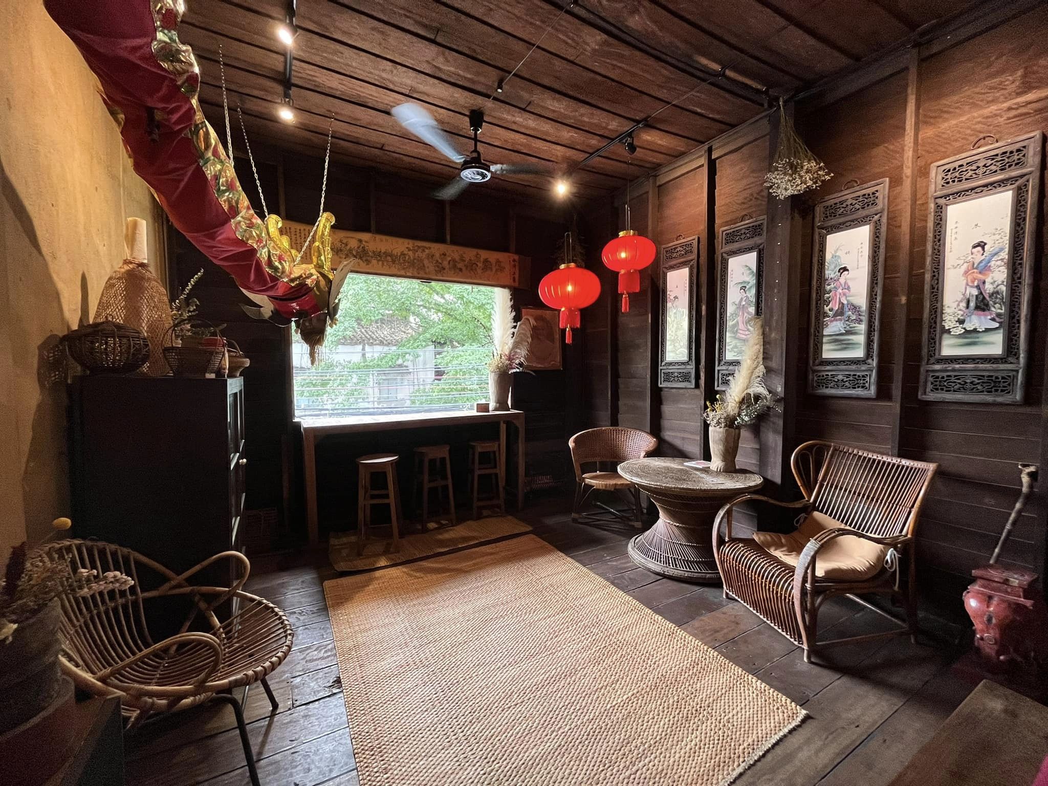 ก๋วยเตี๋ยวผัดงี่เง่า at เจ๊เบญ โอเดี้ยน, ร้านฮั้นโภชนา, เจ๊เฮี้ยง ก๋วยเตี๋ยวลูกชิ้นปลา ตลาดน้อย, ข้าวต้มปลาตลาดน้อย, Baan Chim Cha, อาฉีไก่ทอด, มานพ สุกี้รถกระบะ, แดงราชาหอยทอด, โจ๊ก เจ๊หมวยเกี้ย-ดั้งเดิม, เป็ดตุ๋นเจ้าท่า, ซี่โครงปราณ, คุณปุ๊กะหรี่ปั๊บ ณ ตลาดน้อย, แต้เล่าจิ้นเส็ง, Li Bing Waffle Parlour, Mana Craft, Jap Bread ตลาดน้อย, ฮงเซียงกง