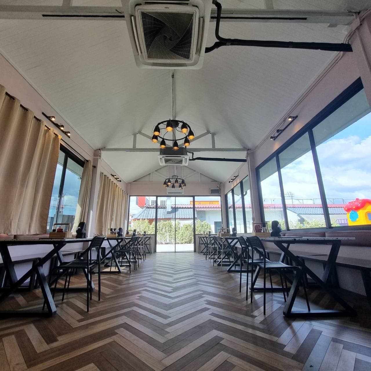 Pizzeria Limoncello, เชฟถนอม, กลมกล่อม BY CHEF AKE, Ciao Pizza, Pizza Aroy, Pizza Massilia, Grazie Pizzeria, The Garden Dough, Lanta Pizzeria, Mama Dolores, PizzaPazza, Dressage Horse Café, Pizzazo, Shelter Pizza พิซซ่าเตาถ่าน