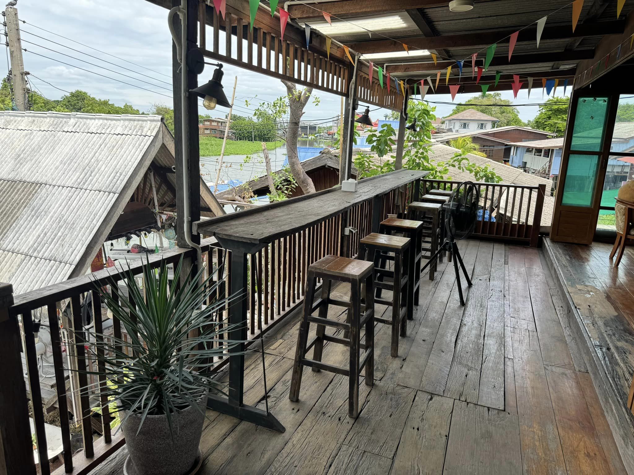 Smitten Cafe and Decor, Thong Ampai Café, THREE Cafe, Continue.cafe, Sunday in 345 cafe, Aprilhouse, The Aileen Cafe', Oliva Cafe, The Kottage Cafe, Plant Cafe, ปิ่นโตนามีตาล, Baan Kanom De'Pathum, Pumpkin Art Town, Mushroom Hut Cafe, KAD Cafe - กาด คาเฟ่, ADAM cafe