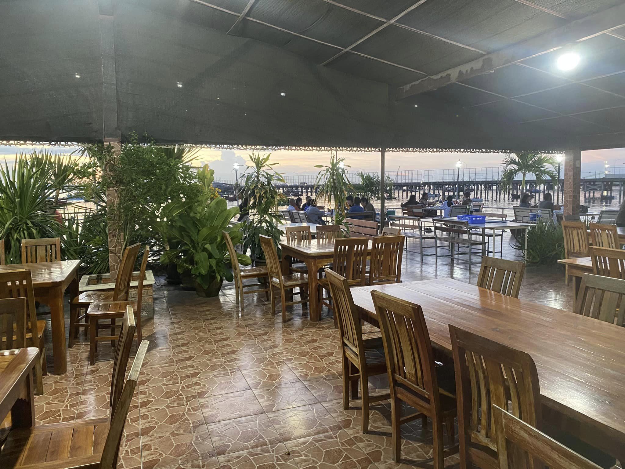 Pop View, ครัวบ้านกลางทะเล, Ripple Sea, ร้านลับหมึกช๊อต อ่าวอุดมซอย17, ร้านป๋าดำซีฟู้ด, ป้าแอ๊ดซีฟู๊ด, ติดดินซีฟู้ด, มุมอร่อย ศรีราชา, TOH CREW, เรือนน้ำซีฟู๊ด ศรีราชา, ครัวทะเล จันผา, ร้านอาหาร เฒ่าทะเล ซีฟู๊ด อ่าวอุดม, ร้านป้อมกินแล้วรวย