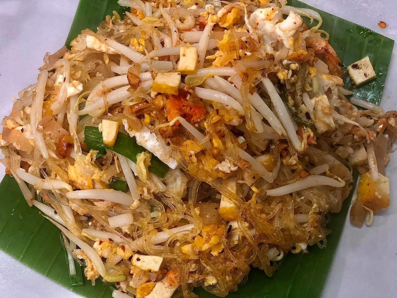 บ้านใหญ่ผัดไทยเตาถ่าน, ผัดไทยคุณยาย เสนาวิลล่า, ซอย7 แฮปปี้แลนด์, ผัดไทยหน้าช่องฯ, ผัดไทยายแถม ถนนวิสุทธิกษัตริย์, ทิพย์สมัย ผัดไทยประตูผี, ลุงภา ผัดไทย เจ้าเก่า, ผัดไทยเสวย ลาดพร้าว71, ประทุมทิพย์ผัดไทย, ผัดไทยวังหิน Showปัง, พรพิมลผัดไทย หอยทอด ราดซอสมันกุ้งรัชดา3แยก8 , เฮงหอยทอดชาวเล, ผัดไทยไฟทะลุ, ผัดไท นรกแตก, ผัดไทยรสเด็ดวงเวียนใหญ่ ไม่ใส่ผงชูรส, สอบถามเพิ่มเติม โทร. 02 438 8388, ผัดไทเทเวศร์ 359