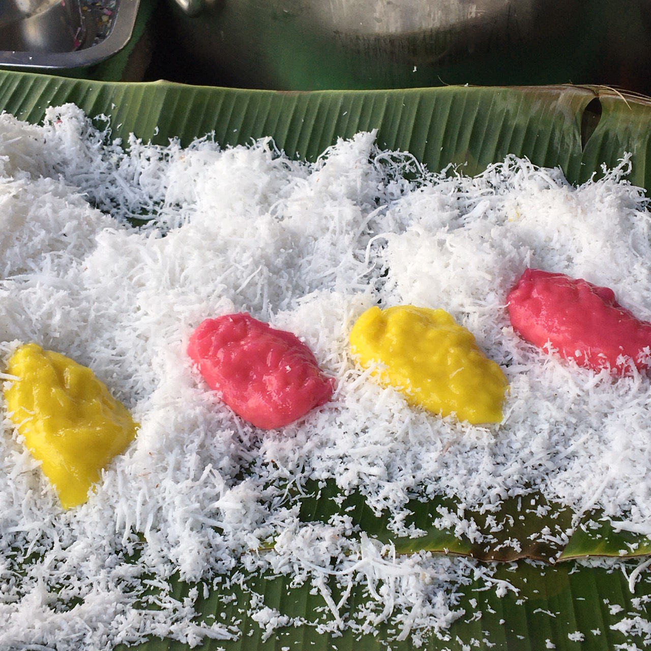 ส้มตำอุทุมพรกสิกรบางลำพู, คาริม โรตีมะตะบะ​, ขนมจีนน้ำยา บางลำภู, เจ้กบบางลำภู ต้มยำกุ้งรอบกลางคืน, Patonggo Cafe, จิระเย็นตาโฟ, ข้าวแกงบางลำพู 2517, ขนมเบื้องแม่ประภา, อาอีซะฮ์ รสดี, พัวกี่, ก๋วยเตี๋ยวลูกชิ้นปลานายง้ำ, โรงนํ้าชา มิตรามิตร, ข้าวแช่แม่ศิริ บางลำพู, พิกุลถั่วแปบแป้งสด, ห้องอาหารกร บางลำพู, เตี๋ยวตุ๋นบ้านสวน สาขาบางลำพู