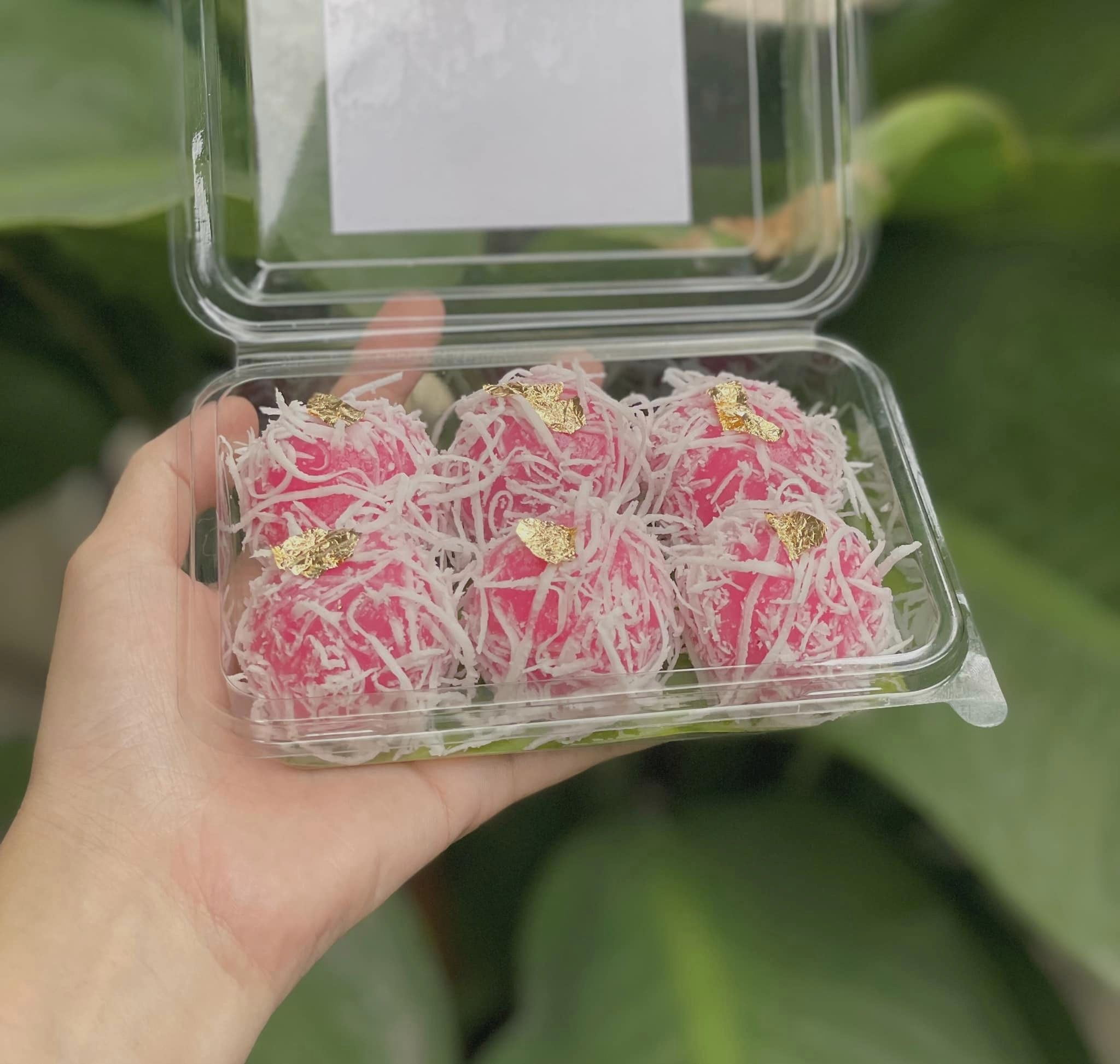 ส้มตำอุทุมพรกสิกรบางลำพู, คาริม โรตีมะตะบะ​, ขนมจีนน้ำยา บางลำภู, เจ้กบบางลำภู ต้มยำกุ้งรอบกลางคืน, Patonggo Cafe, จิระเย็นตาโฟ, ข้าวแกงบางลำพู 2517, ขนมเบื้องแม่ประภา, อาอีซะฮ์ รสดี, พัวกี่, ก๋วยเตี๋ยวลูกชิ้นปลานายง้ำ, โรงนํ้าชา มิตรามิตร, ข้าวแช่แม่ศิริ บางลำพู, พิกุลถั่วแปบแป้งสด, ห้องอาหารกร บางลำพู, เตี๋ยวตุ๋นบ้านสวน สาขาบางลำพู