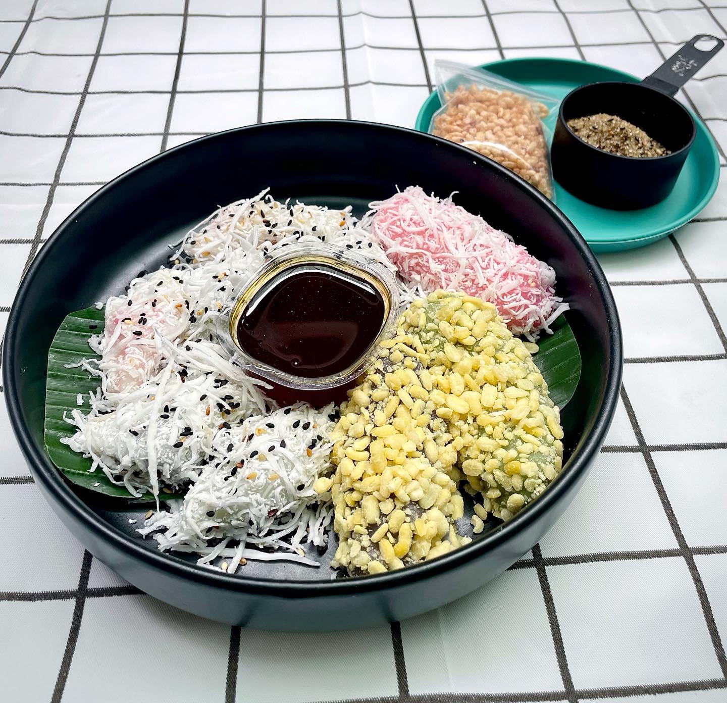 ส้มตำอุทุมพรกสิกรบางลำพู, คาริม โรตีมะตะบะ​, ขนมจีนน้ำยา บางลำภู, เจ้กบบางลำภู ต้มยำกุ้งรอบกลางคืน, Patonggo Cafe, จิระเย็นตาโฟ, ข้าวแกงบางลำพู 2517, ขนมเบื้องแม่ประภา, อาอีซะฮ์ รสดี, พัวกี่, ก๋วยเตี๋ยวลูกชิ้นปลานายง้ำ, โรงนํ้าชา มิตรามิตร, ข้าวแช่แม่ศิริ บางลำพู, พิกุลถั่วแปบแป้งสด, ห้องอาหารกร บางลำพู, เตี๋ยวตุ๋นบ้านสวน สาขาบางลำพู