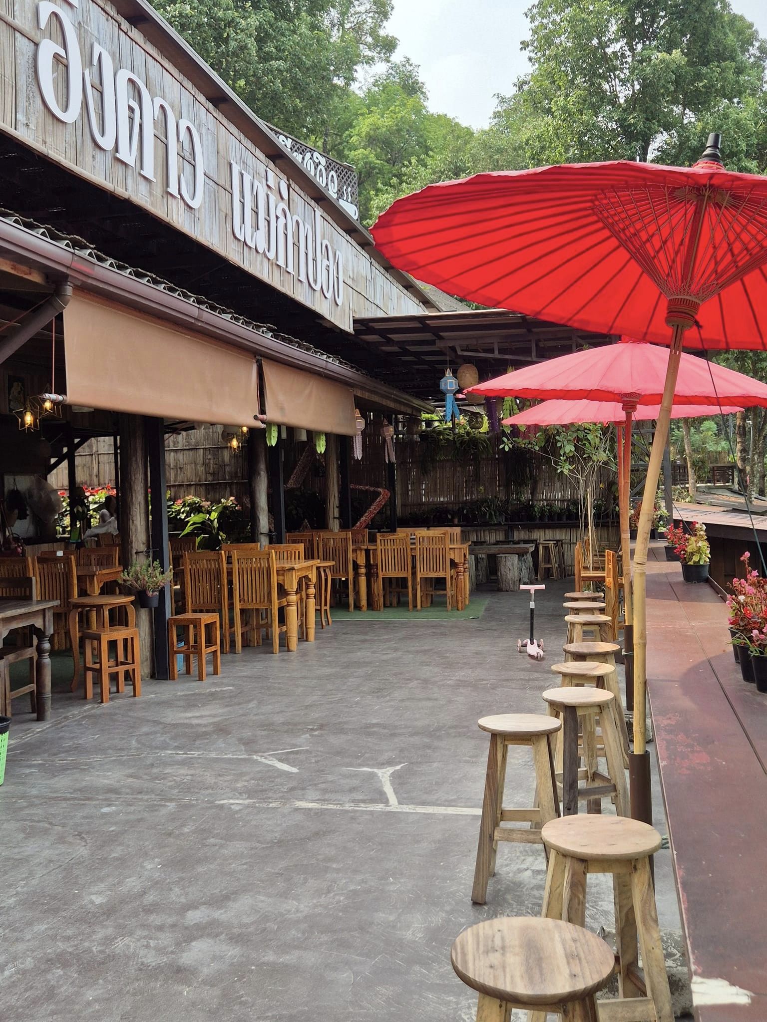 บ้านอิงดาว แม่กำปอง, Ma Du Doi Coffee แม่กำปอง, Teddu Coffee - Baansuphanbhum, ชมนกชมไม้, บ้านพักลุงปุ๊ด &amp; ป้าเป็ง แม่กำปอง, Pirunya Coffee, ร้านกาแฟฮ่อมดอย &amp; อาร์ตแกลเลอรี่ แห่งขุนเขา แม่กำปอง, บ้านหลงเขา แม่กำปอง &amp; ฮักเขา ฟาร์มสเตย์, ระเบียงวิวแม่กำปอง, ณ แม่กำปอง ร้านอาหารแม่กำปอง