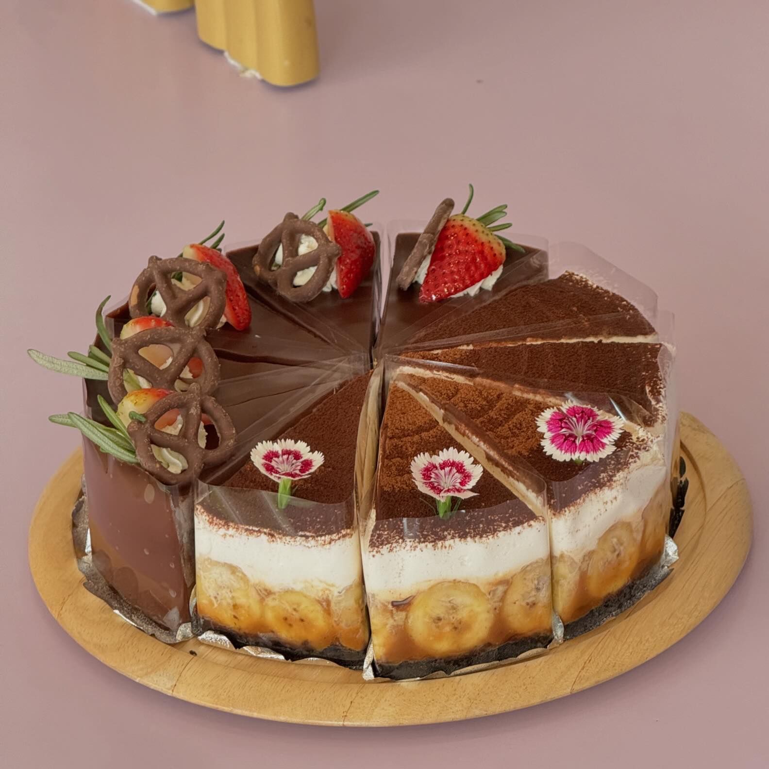 Autumn haus, YOJU Cafe, Lemon Me Farm, STARTCafé, Lot no.8 cafe, 23 cafe and bistro, STAY WITH TREE cafe, April Flavors cafe, Destiny cafe', บ้านปายนา, DUBUA CAFE, House of Chandra - เสน่ห์จันทน์ , 11 Elephant Dessert Cafe, Hangar Cafe', Merce Cafe & Restaurant, Ton Khao Terrace, O2 Kaffee & Bistro, Pomelo Cafe, Little tree, Chinu Coffee