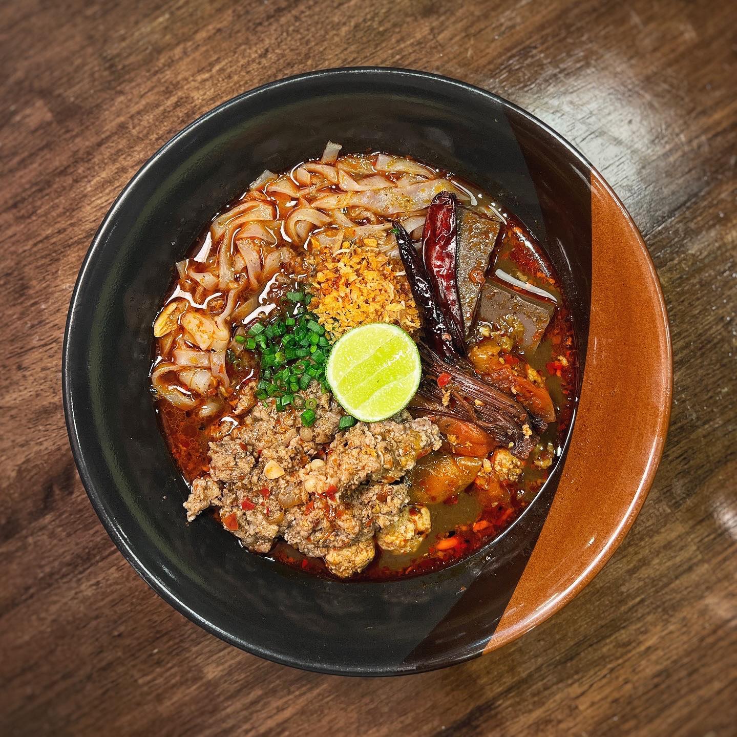 ล้าน เหนือ-น่าน อาหารเหนือ, เนื้อเหนือ Neua.Neur.Bkk, ต๋องเต็มโต๊ะ, สาขาพุทธมณฑล สาย 2, อองตอง ข้าวซอย, ละอ่อน น้ำเงี้ยว อาหารเหนือ, เฮือนลำพูน, รัชดาอาหารเหนือ, ร้านลำแต๊ๆ อาหารพื้นเมือง, ข้าวซอยลำดวนฟ้าฮ่ามเชียงใหม่, สาขาวิภาวดีรังสิต 58, หอมด่วน, ต๊ะต่อนยอน, Cr. ภาพทั้งหมดจาก Facebook ต๊ะต่อนยอน อาหารเหนือ, ฮ้านจาวเหนือ, ต๋องเหนือ Express, ข้าวซอยเชียงใหม่ ตรงข้ามกรมศุลกากร, ครัวเจียงใหม่, ครัวมะแข่น, กาดหลวง มินิ