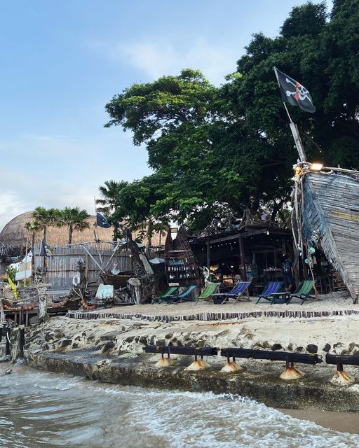 Way Coffee House, Piccolo BangSaen, Peaceful Cafe, Artory.cafe.crafts, Cubbie ‘s, To Die For Coffee, U Cafe &amp; Bakery, A blank coffee, Coffee Train, WON HOUSE, Standtall Coffee, Small House Coffee 