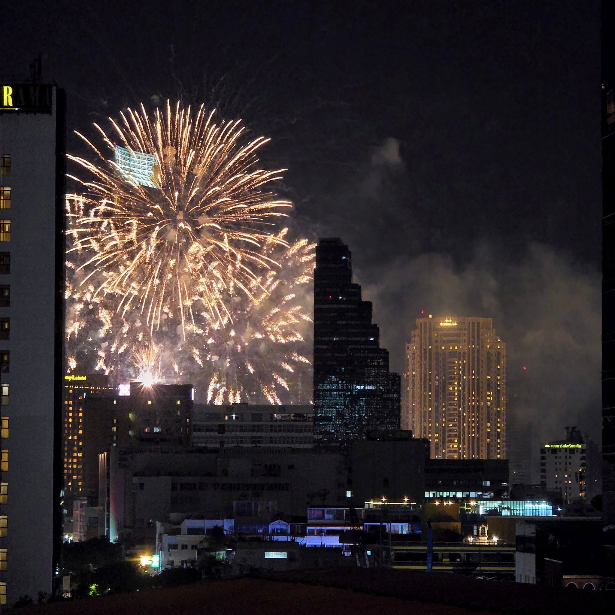 Level 50 by SEE FAH, Sanay Rooftop Bar, Cosmo Bar Bkk, Flashback Rooftop Bar, Dumbo BKK, Wallflowers Cafe, LeeLa Bar, 342 Bar, Peak-A-Boo Bar, SwingBar