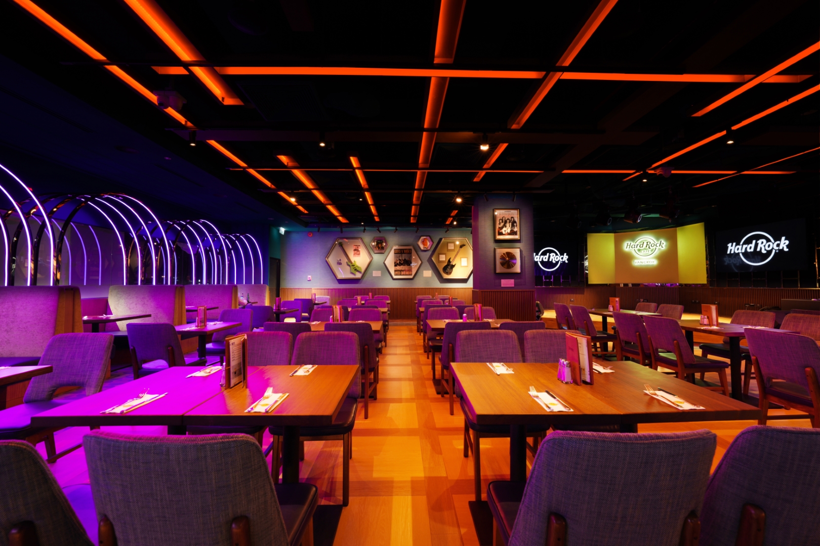 RARIN : BKK Riverside Venue, บ้านเอกเขนก ชัยพฤกษ์, The local Restaurant, Waterside Karaoke Restaurant, พหลวิว, River Wine Karaoke Restaurant, Green Bar and Restaurant, Chocolate Ville, Hard Rock Cafe Bangkok