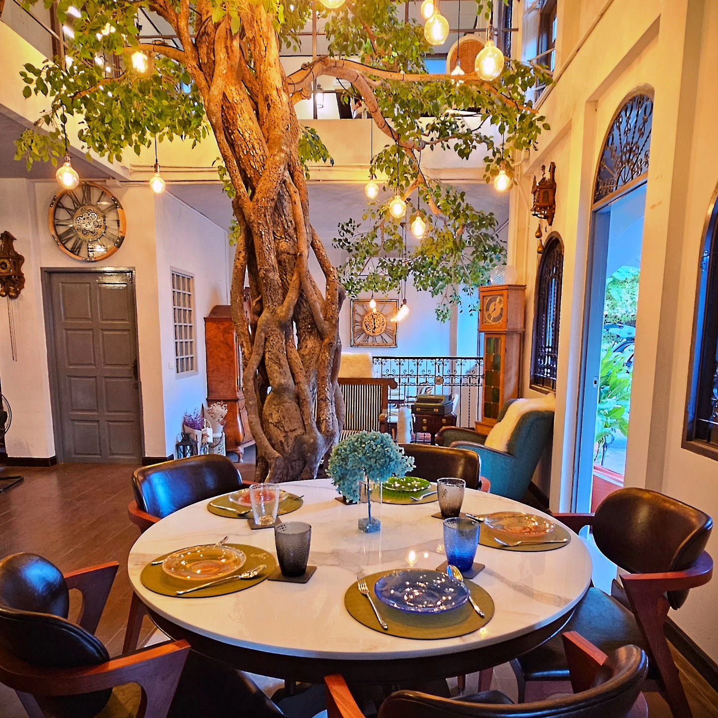 ครัวจำแลง แปลงกาย, ศรีตราด, Jirakaan Restaurant, เสวยซีฟู้ด, เรือนมัลลิการ์, ต้นเครื่อง, บ้านไอซ์, Gedhawa เก็ดถะหวา, Cr. ภาพทั้งหมดจาก Facebook Gedhawa Sukhumvit33, Madam Saranair มาดามสาระแหน่, ตะลิงปลิง สุขุมวิท 34, แสนสำราญที่แสนแสบ