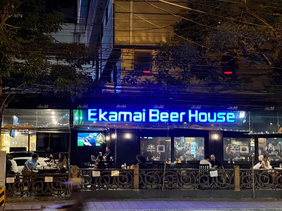 Pachi Bangkok, AINU Bar, Beer Belly Bkk, Cardroom BKK, She Bar, Rabbit Hole, Ekamai Beer House, SOHO BKK, Thonglor Yokocho トンロー横丁, Nowhere (โนแวร์), Another Round, HEAP Cafe' &amp; Restaurant