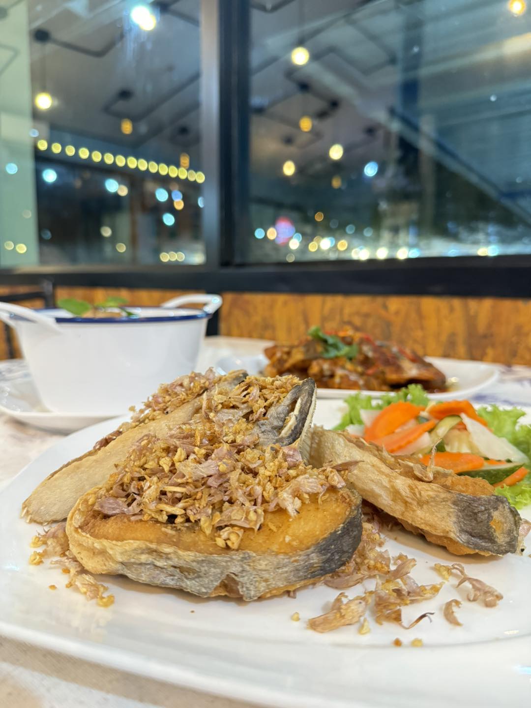 ร้านอ้นส้มตำปูม้า, ไผ่ขวาง, Zaab Station, เอมโอช by The Story, ครัวกางนา, คุ้มขวัญเจ้าเอย, ร้านบ้านเด, กุ่ยหมง, สวนอาหารเบญจรงค์ สุพรรณบุรี, ขัวะ, ลายน้ำ, มุมสบายครัวริมคลอง, ข้าวต้มโกเฑียร, นพรัตน์ ภัตตาคาร, กุ้งเป็น (เจ๊เน้ย), ขนาบน้ำสุพรรณบุรี and mellow, เรือนแพ (ครัวสุพรรณ) &amp; รีสอร์ท, ริมคลองเฮ้าส์, สุรชัยปลาเผา บึงไผ่แขก, Taiheiyo sushi suphanburi