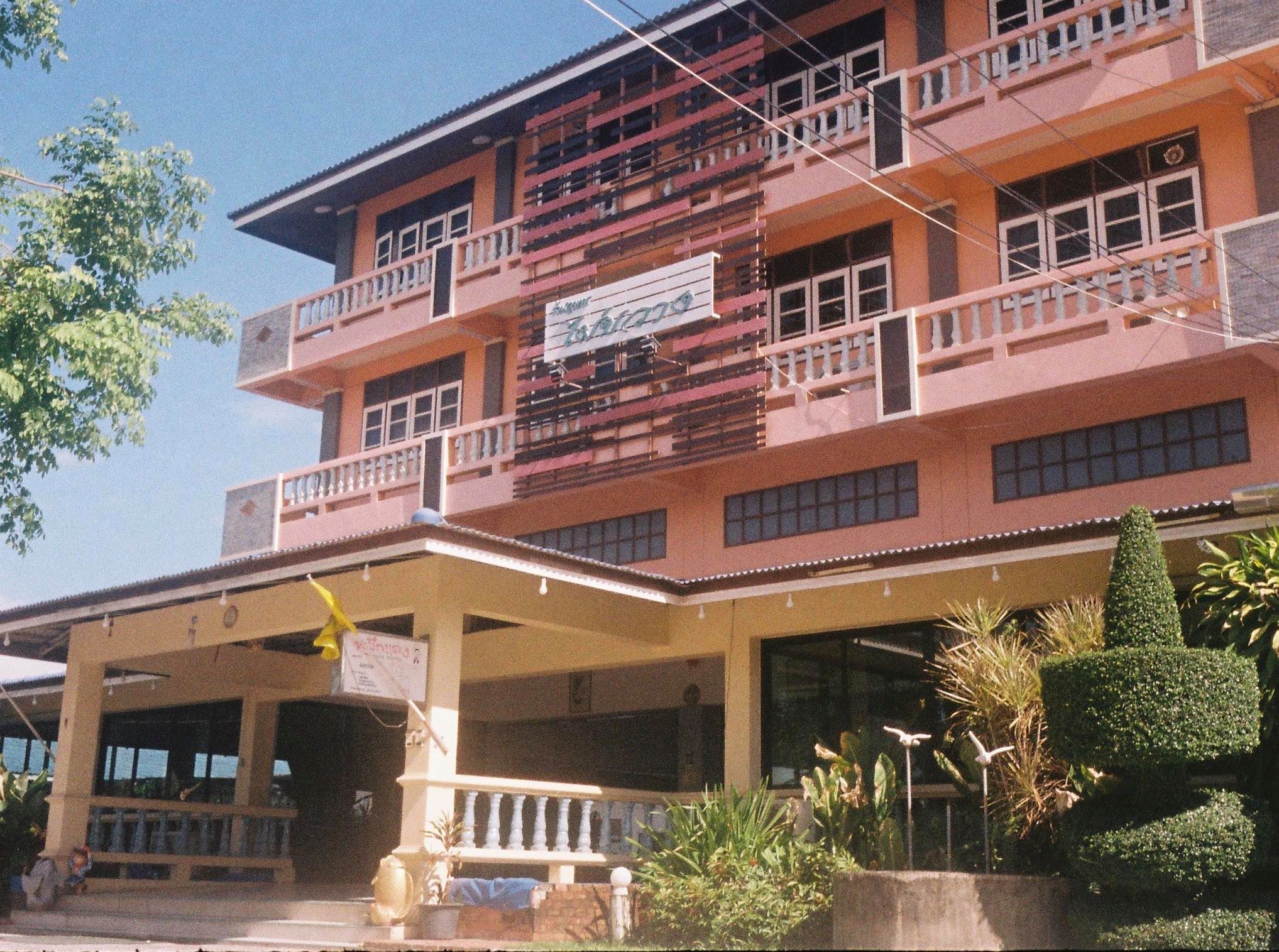 ร้านอ้นส้มตำปูม้า, ไผ่ขวาง, Zaab Station, เอมโอช by The Story, ครัวกางนา, คุ้มขวัญเจ้าเอย, ร้านบ้านเด, กุ่ยหมง, สวนอาหารเบญจรงค์ สุพรรณบุรี, ขัวะ, ลายน้ำ, มุมสบายครัวริมคลอง, ข้าวต้มโกเฑียร, นพรัตน์ ภัตตาคาร, กุ้งเป็น (เจ๊เน้ย), ขนาบน้ำสุพรรณบุรี and mellow, เรือนแพ (ครัวสุพรรณ) &amp; รีสอร์ท, ริมคลองเฮ้าส์, สุรชัยปลาเผา บึงไผ่แขก, Taiheiyo sushi suphanburi