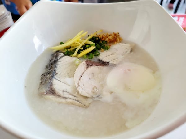 แป๊ะยิ้ม ติ่มซำ, ติ่มซำซอย 14, มิตรทาวน์, บุญจิราแต่เตี้ยม, หยวนเป่า กระบี่, กระบี่ติ่มซำ, สาขา 1 เยื้องรพ.กระบี่, โกเล็กชวนชิม, โรตีบางนรา ณ กระบี่, 89 Cafe, ข้าวหน้าเป็ดเยาวราช รสเด็ด, ณ เมืองบี่ ฮาลาลติ่มซำ, โชคชัยติ่มซำ ตลาดเก่ากระบี่, จ๊ะดำ