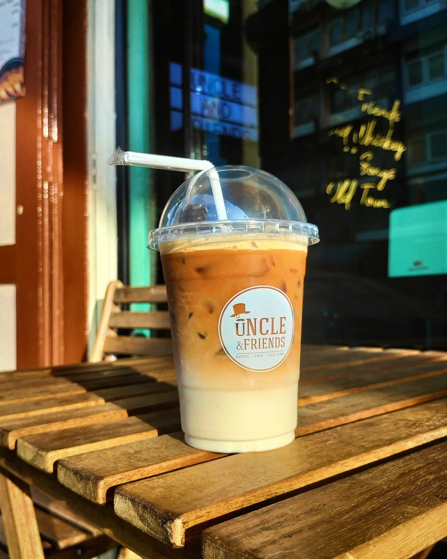 ครัวส้มหอม, Buttercoffs., แดง โภชนา, ลูกชิ้นปลากรายทอด ชัย เศรษฐีเรือทอง, นายอ้วนเย็นตาโฟเสาชิงช้า, ตาชัยก๋วยเตี๋ยวสุโขทัย, 3rd CAFÉ, เหลี่ยมนมสด, ลูกชิ้นหมูแพร่งนรา, เจ๊นี เผือกหิมะ, ภูธรบาร์, โกปี๊เฮี้ยะไถ่กี่ ณ เสาชิงช้า, นมโจ เสาชิงช้า, ข้าวหมูแดงนายชุน, มนต์ นมสด