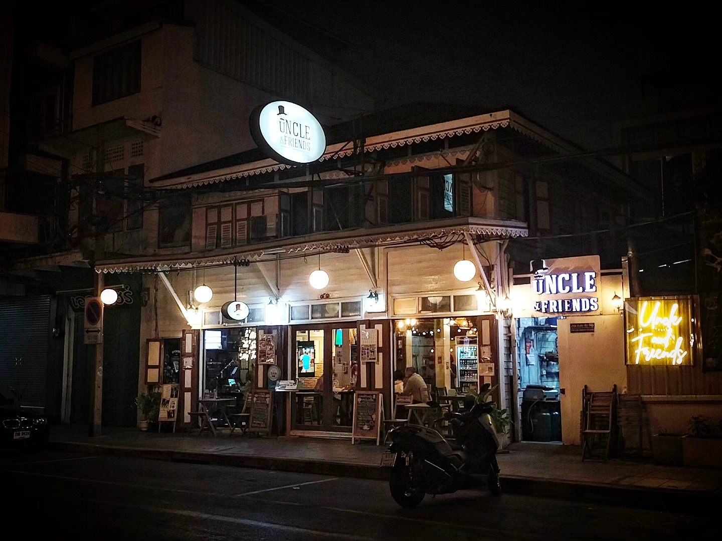 ครัวส้มหอม, Buttercoffs., แดง โภชนา, ลูกชิ้นปลากรายทอด ชัย เศรษฐีเรือทอง, นายอ้วนเย็นตาโฟเสาชิงช้า, ตาชัยก๋วยเตี๋ยวสุโขทัย, 3rd CAFÉ, เหลี่ยมนมสด, ลูกชิ้นหมูแพร่งนรา, เจ๊นี เผือกหิมะ, ภูธรบาร์, โกปี๊เฮี้ยะไถ่กี่ ณ เสาชิงช้า, นมโจ เสาชิงช้า, ข้าวหมูแดงนายชุน, มนต์ นมสด