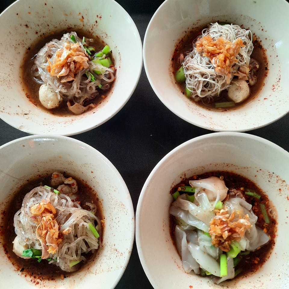 ก๋วยเตี๋ยวเรือในคลอง อยุธยา, กรุงเก่า"เตี๋ยวเรือ", ก๋วยเตี๋ยวเรือลวกปากริมคลอง & หมูกะทะ อยุธยา, ก๋วยเตี๋ยวเรืออยุธยา-โอชินสูตรโบราณ, ร้านก๋วยเตี๋ยวเรือโอ่งบนแพริมแม่น้ำน้อย, ก๋วยเตี๋ยวเรือกิมหลวน อยุธยา, ก๋วยเตี๋ยวเรือ ตาลเดี่ยว'เตี๋ยวเรือ, ก๋วยเตี๊ยวลุงแจ๊ะ (บัวหวาน), ร้านก๋วยเตี๋ยวตาไห (คลองท่อ), ก๋วยเตี๋ยวเรือแม่วันดี อยุธยา, ก๋วยเตี๋ยวเรือแม่ต่วม อยุธยา, ก๋วยเตี๋ยวเรือ เสือร้องไห้, ก๋วยเตี๋ยวเรือ "รสโจ๊ะ" ป้าไวท์, ก๋วยเตี๋ยวเรืออยุธยา ป้าษา2, ก๋วยเตี๋ยววัดใหญ่, ก๋วยเตี๋ยวเรือห้อยขา อยุธยา, ก๋วยเตี๋ยวเรือนายอ๊อฟ สูตร”ยายจง”รสดั้งเดิม, ไทยเทวา ก๋วยเตี๋ยวเรืออยุธยา, ต้อยตลาดแตก สาขาใหญ่ ก๋วยเตี๋ยวเรืออยุธยา