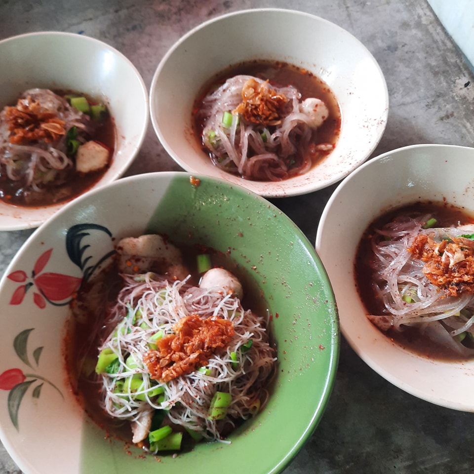 ก๋วยเตี๋ยวเรือในคลอง อยุธยา, กรุงเก่า"เตี๋ยวเรือ", ก๋วยเตี๋ยวเรือลวกปากริมคลอง & หมูกะทะ อยุธยา, ก๋วยเตี๋ยวเรืออยุธยา-โอชินสูตรโบราณ, ร้านก๋วยเตี๋ยวเรือโอ่งบนแพริมแม่น้ำน้อย, ก๋วยเตี๋ยวเรือกิมหลวน อยุธยา, ก๋วยเตี๋ยวเรือ ตาลเดี่ยว'เตี๋ยวเรือ, ก๋วยเตี๊ยวลุงแจ๊ะ (บัวหวาน), ร้านก๋วยเตี๋ยวตาไห (คลองท่อ), ก๋วยเตี๋ยวเรือแม่วันดี อยุธยา, ก๋วยเตี๋ยวเรือแม่ต่วม อยุธยา, ก๋วยเตี๋ยวเรือ เสือร้องไห้, ก๋วยเตี๋ยวเรือ "รสโจ๊ะ" ป้าไวท์, ก๋วยเตี๋ยวเรืออยุธยา ป้าษา2, ก๋วยเตี๋ยววัดใหญ่, ก๋วยเตี๋ยวเรือห้อยขา อยุธยา, ก๋วยเตี๋ยวเรือนายอ๊อฟ สูตร”ยายจง”รสดั้งเดิม, ไทยเทวา ก๋วยเตี๋ยวเรืออยุธยา, ต้อยตลาดแตก สาขาใหญ่ ก๋วยเตี๋ยวเรืออยุธยา