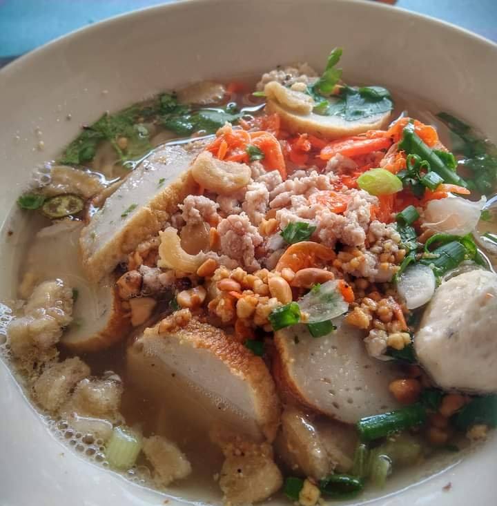 ก๋วยเตี๋ยวเรือคุณนาย,   ก๋วยเตี๋ยวเรือคุณนายเป็นร้านก๋วยเตี๋ยวเนื้อ-หมูน้ำตกน้ำข้นๆ ปรุงพร้อมเสิร์ฟชามต่อชาม เน้นเรื่องความสะอาดสดใหม่ใส่ใจทุกเมนู แต่ละอย่างยั่วน้ำลายสุดๆ ทั้งน้ำตกหมู น้ำตกเนื้อ ต้มยำไข่ เย็นตาโฟต้มยำ เริ่มที่ 35 บาท ปิดท้ายด้วยเครื่องดื่มชื่นใจสุดๆ อย่างน้ำลำไย อยากอร่อยแบบเต็มชาม หรืออยากชื่นใจกับเครื่องดื่มสมุนไพรสูตรทางร้านต้องแวะมานะคะ, ก๋วยเตี๋ยวเรืออยุธยา รจ'เด็จ, ก๋วยเตี๋ยวเรือคลองสระบัว, ก๋วยเตี๋ยวเรือห้อยขา อยุธยา, ก๋วยเตี๋ยววัดใหญ่, ก๋วยเตี๋ยวเรืออยุธยา-โอชินสูตรโบราณ