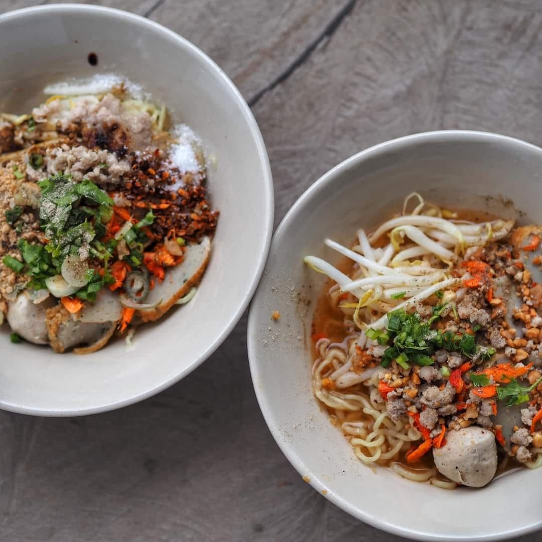 ก๋วยเตี๋ยวเรือคุณนาย,   ก๋วยเตี๋ยวเรือคุณนายเป็นร้านก๋วยเตี๋ยวเนื้อ-หมูน้ำตกน้ำข้นๆ ปรุงพร้อมเสิร์ฟชามต่อชาม เน้นเรื่องความสะอาดสดใหม่ใส่ใจทุกเมนู แต่ละอย่างยั่วน้ำลายสุดๆ ทั้งน้ำตกหมู น้ำตกเนื้อ ต้มยำไข่ เย็นตาโฟต้มยำ เริ่มที่ 35 บาท ปิดท้ายด้วยเครื่องดื่มชื่นใจสุดๆ อย่างน้ำลำไย อยากอร่อยแบบเต็มชาม หรืออยากชื่นใจกับเครื่องดื่มสมุนไพรสูตรทางร้านต้องแวะมานะคะ, ก๋วยเตี๋ยวเรืออยุธยา รจ'เด็จ, ก๋วยเตี๋ยวเรือคลองสระบัว, ก๋วยเตี๋ยวเรือห้อยขา อยุธยา, ก๋วยเตี๋ยววัดใหญ่, ก๋วยเตี๋ยวเรืออยุธยา-โอชินสูตรโบราณ