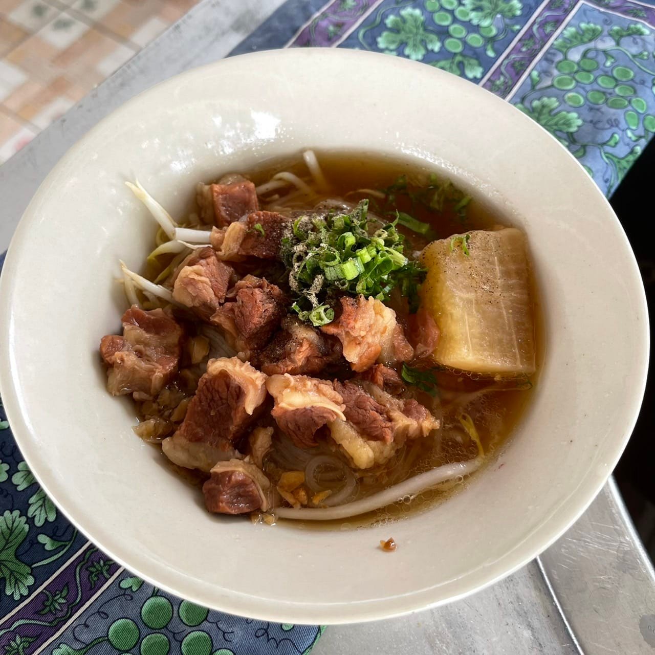 ก๋วยเตี๋ยวเรือคุณนาย,   ก๋วยเตี๋ยวเรือคุณนายเป็นร้านก๋วยเตี๋ยวเนื้อ-หมูน้ำตกน้ำข้นๆ ปรุงพร้อมเสิร์ฟชามต่อชาม เน้นเรื่องความสะอาดสดใหม่ใส่ใจทุกเมนู แต่ละอย่างยั่วน้ำลายสุดๆ ทั้งน้ำตกหมู น้ำตกเนื้อ ต้มยำไข่ เย็นตาโฟต้มยำ เริ่มที่ 35 บาท ปิดท้ายด้วยเครื่องดื่มชื่นใจสุดๆ อย่างน้ำลำไย อยากอร่อยแบบเต็มชาม หรืออยากชื่นใจกับเครื่องดื่มสมุนไพรสูตรทางร้านต้องแวะมานะคะ, ก๋วยเตี๋ยวเรืออยุธยา รจ'เด็จ, ก๋วยเตี๋ยวเรือคลองสระบัว, ก๋วยเตี๋ยวเรือห้อยขา อยุธยา, ก๋วยเตี๋ยววัดใหญ่, ก๋วยเตี๋ยวเรืออยุธยา-โอชินสูตรโบราณ