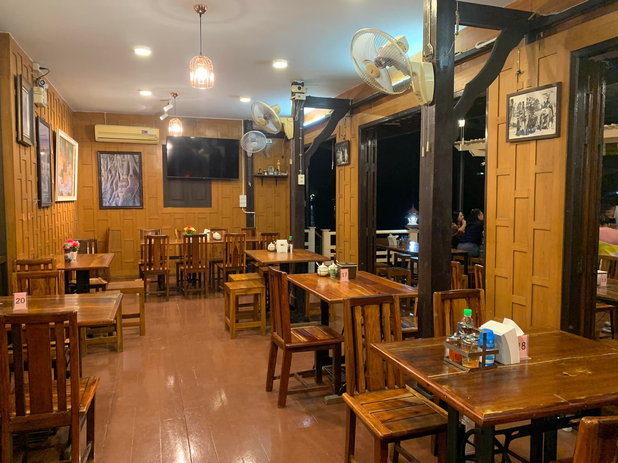 ก๋วยเตี๋ยวสูตรโบราณป้าพร, ร้านหอยทอดสิงห์บุรี, หมูสะเต๊ะ เฮียแกละ, ร้านจุ้งบริการ, ก๋วยเตี๋ยวหมูเฮียติ่ง, ก๋วยเตี๋ยวหมูเฮียติ่ง เปิดบริการตามปกติ ทุกวัน เวลา 10:00–19:00 น. สอบถามเพิ่มเติม โทร. 081 365 8495 , ร้านหอยทอดย่าชิต หน้าวัดธรรมนิยม อยุธยา, ก๋วยเตี๋ยวเรือไก่ฉีกป้าปุ๊, บ้านไม้ริมน้ำ, ก๋วยเตี๋ยวไทยบ้านคุณยายหยด สาขาอยุธยา