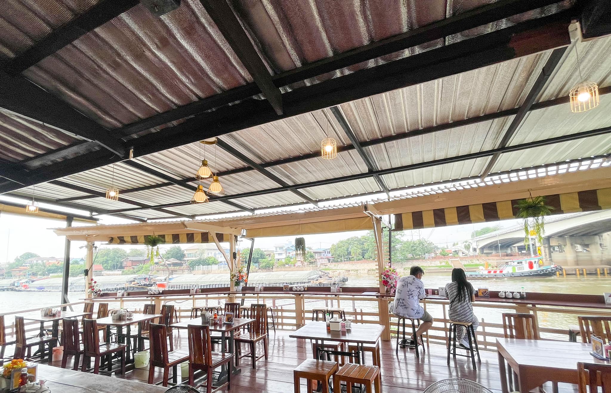 ก๋วยเตี๋ยวสูตรโบราณป้าพร, ร้านหอยทอดสิงห์บุรี, หมูสะเต๊ะ เฮียแกละ, ร้านจุ้งบริการ, ก๋วยเตี๋ยวหมูเฮียติ่ง, ก๋วยเตี๋ยวหมูเฮียติ่ง เปิดบริการตามปกติ ทุกวัน เวลา 10:00–19:00 น. สอบถามเพิ่มเติม โทร. 081 365 8495 , ร้านหอยทอดย่าชิต หน้าวัดธรรมนิยม อยุธยา, ก๋วยเตี๋ยวเรือไก่ฉีกป้าปุ๊, บ้านไม้ริมน้ำ, ก๋วยเตี๋ยวไทยบ้านคุณยายหยด สาขาอยุธยา