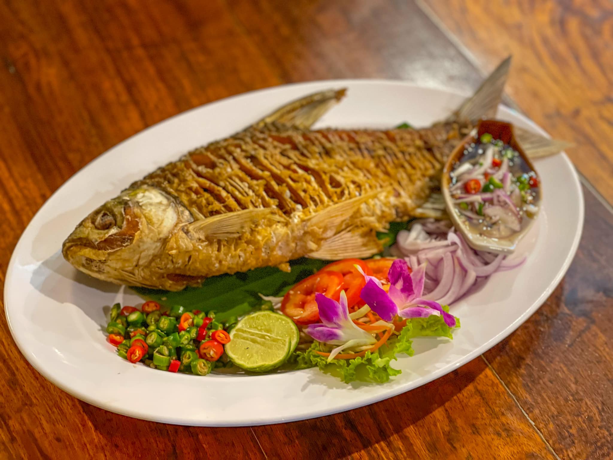 ก๋วยเตี๋ยวสูตรโบราณป้าพร, ร้านหอยทอดสิงห์บุรี, หมูสะเต๊ะ เฮียแกละ, ร้านจุ้งบริการ, ก๋วยเตี๋ยวหมูเฮียติ่ง, ก๋วยเตี๋ยวหมูเฮียติ่ง เปิดบริการตามปกติ ทุกวัน เวลา 10:00–19:00 น. สอบถามเพิ่มเติม โทร. 081 365 8495 , ร้านหอยทอดย่าชิต หน้าวัดธรรมนิยม อยุธยา, ก๋วยเตี๋ยวเรือไก่ฉีกป้าปุ๊, บ้านไม้ริมน้ำ, ก๋วยเตี๋ยวไทยบ้านคุณยายหยด สาขาอยุธยา