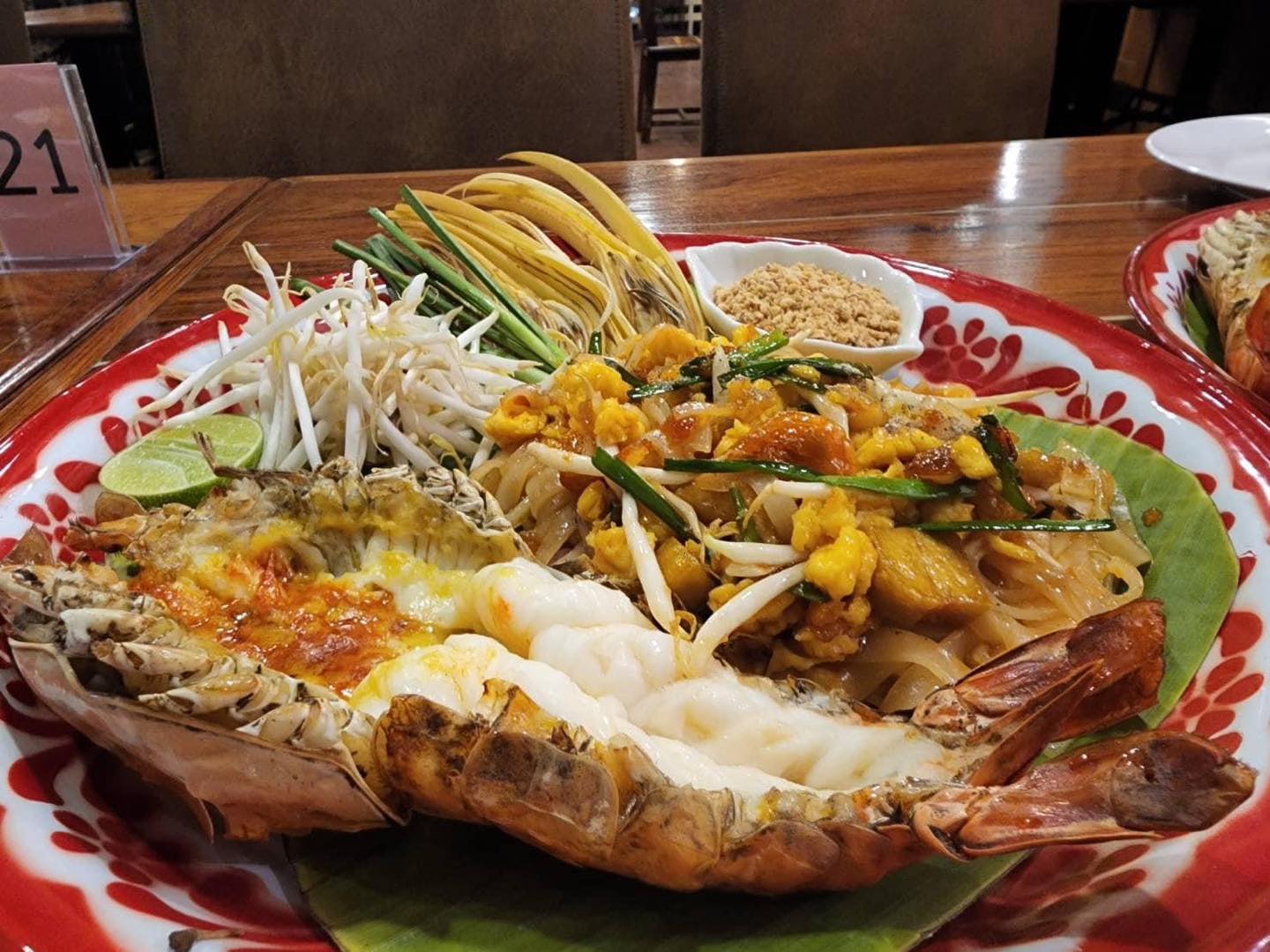 ก๋วยเตี๋ยวสูตรโบราณป้าพร, ร้านหอยทอดสิงห์บุรี, หมูสะเต๊ะ เฮียแกละ, ร้านจุ้งบริการ, ก๋วยเตี๋ยวหมูเฮียติ่ง, ก๋วยเตี๋ยวหมูเฮียติ่ง เปิดบริการตามปกติ ทุกวัน เวลา 10:00–19:00 น. สอบถามเพิ่มเติม โทร. 081 365 8495 , ร้านหอยทอดย่าชิต หน้าวัดธรรมนิยม อยุธยา, ก๋วยเตี๋ยวเรือไก่ฉีกป้าปุ๊, บ้านไม้ริมน้ำ, ก๋วยเตี๋ยวไทยบ้านคุณยายหยด สาขาอยุธยา