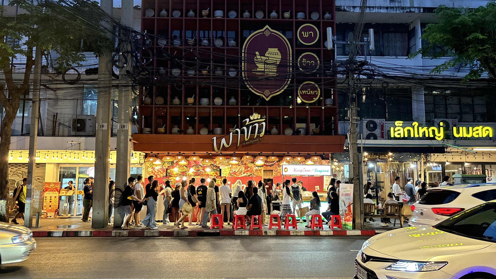 เจ๊โอว, กุยช่ายอาแปะเจ้าเก่า, มณีจ๋า ซีฟู้ด, ตุ้งแฉ่เตาถ่าน, เสน่ห์ ลาบก้อย, ต้าเสี่ยวหม่าล่า, อั่งเป่าหม่าล่าชาบู, ซ้งเป็ดพะโล้, สาขาสามย่าน, Engchuan Chufang, สมบูรณ์โภชนา, สาขาบรรทัดทอง, เอ๋ ซีฟู้ด, ทับทิม, พาข้าว-บรรทัดทอง, ก๋วยเตี๋ยวเอี่ยมน้อย, โจ๊กสามย่าน, สาขาบรรทัดทอง, เจ๊เกียง, เช็งซิมอี๊, สาขาสเตเดียมวัน, ลูกชิ้นปลาบรรทัดทอง, แหลกไม่แหลก, Kemuri, หมูสะเต๊ะ ซีอิ๊วดำ มิ้งโภชนา, ยำเจ้ศรี, น้ำเต้าหู้เจ๊วรรณ, ตั้งซุ่ยเฮงโภชนา, ปังเด็ด, สาขาบรรทัดทอง, ท่าน้ำนัว Thanamnua, บัวลอยปริญญา ลาวาไส้ทะลัก, รสดีเด็ด บ้านคุณนพ, Roddeeded BAAN KHUN NOP, ทวีโชคหมูกะทะ สาขา9 บรรทัดทอง