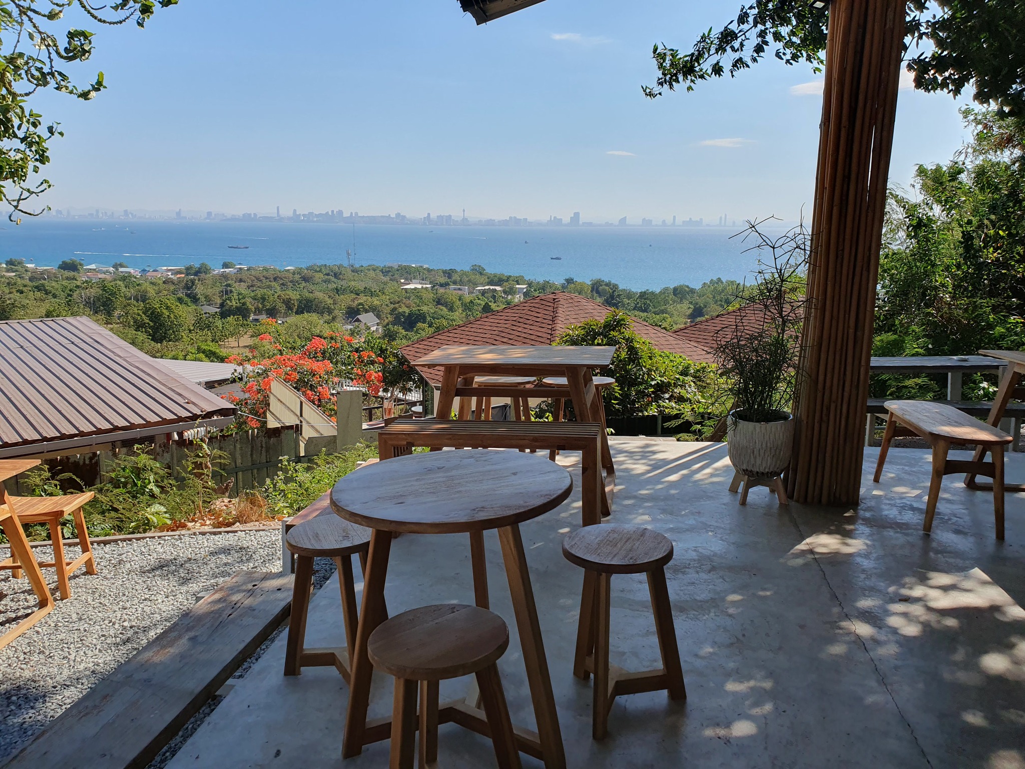 Pakron - พักร้อน เกาะล้าน, Fat Submarine Cafe, เกาะล้านคอฟฟี่แคมป์, Maharak Cafe, Never too small kohlarn, Love on sea, บัวลอยวันวานคาเฟ่ เกาะล้าน