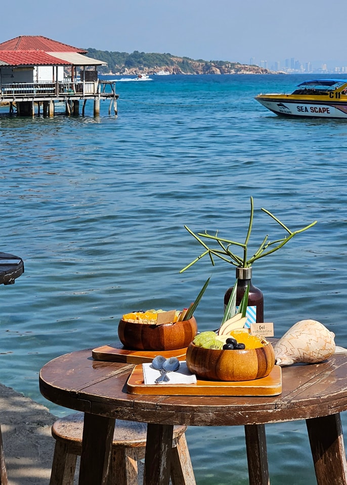 Pakron - พักร้อน เกาะล้าน, Fat Submarine Cafe, เกาะล้านคอฟฟี่แคมป์, Maharak Cafe, Never too small kohlarn, Love on sea, บัวลอยวันวานคาเฟ่ เกาะล้าน