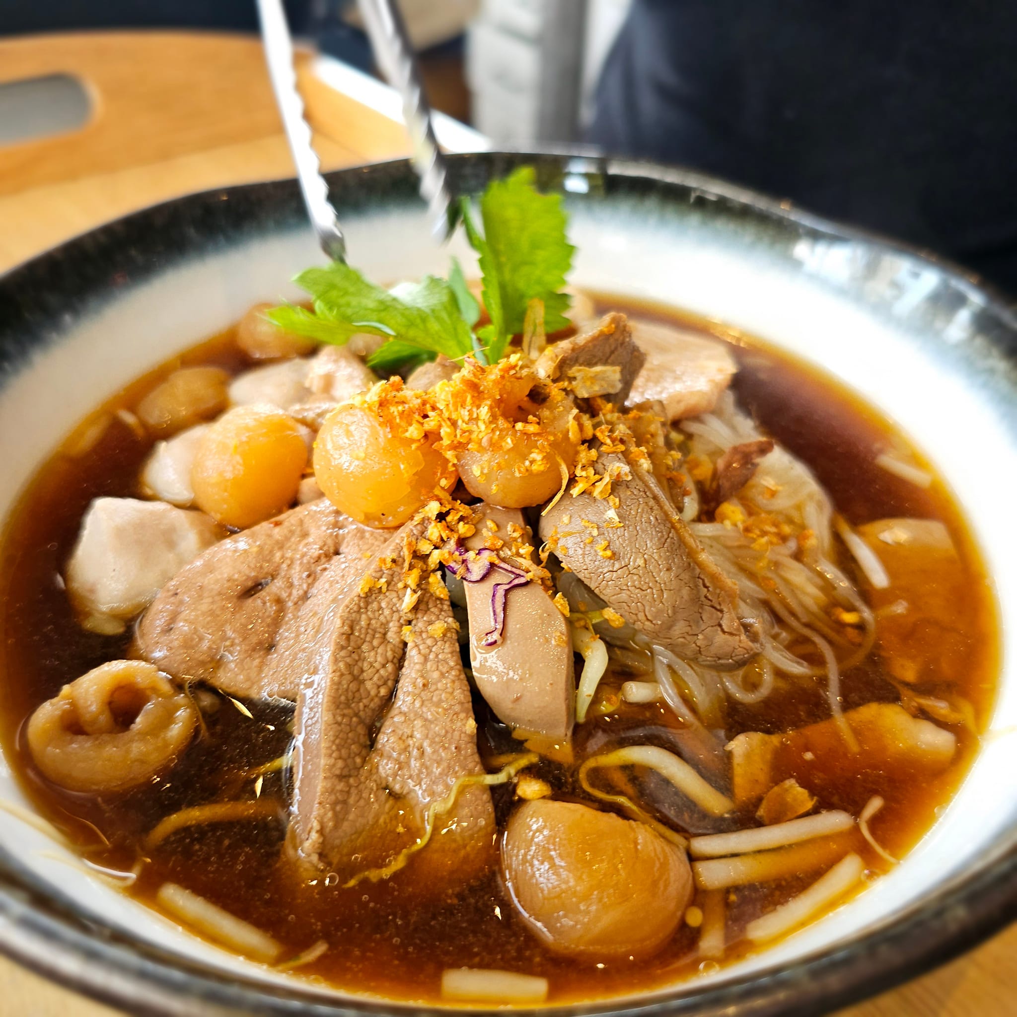 ส้มตำอุทุมพรกสิกรบางลำพู, คาริม โรตีมะตะบะ​, ขนมจีนน้ำยา บางลำภู, เจ้กบบางลำภู ต้มยำกุ้งรอบกลางคืน, Patonggo Cafe, จิระเย็นตาโฟ, ข้าวแกงบางลำพู 2517, ขนมเบื้องแม่ประภา, อาอีซะฮ์ รสดี, พัวกี่, ก๋วยเตี๋ยวลูกชิ้นปลานายง้ำ, โรงนํ้าชา มิตรามิตร, ข้าวแช่แม่ศิริ บางลำพู, พิกุลถั่วแปบแป้งสด, ห้องอาหารกร บางลำพู, เตี๋ยวตุ๋นบ้านสวน สาขาบางลำพู