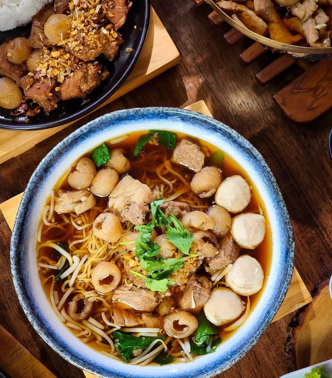 ส้มตำอุทุมพรกสิกรบางลำพู, คาริม โรตีมะตะบะ​, ขนมจีนน้ำยา บางลำภู, เจ้กบบางลำภู ต้มยำกุ้งรอบกลางคืน, Patonggo Cafe, จิระเย็นตาโฟ, ข้าวแกงบางลำพู 2517, ขนมเบื้องแม่ประภา, อาอีซะฮ์ รสดี, พัวกี่, ก๋วยเตี๋ยวลูกชิ้นปลานายง้ำ, โรงนํ้าชา มิตรามิตร, ข้าวแช่แม่ศิริ บางลำพู, พิกุลถั่วแปบแป้งสด, ห้องอาหารกร บางลำพู, เตี๋ยวตุ๋นบ้านสวน สาขาบางลำพู