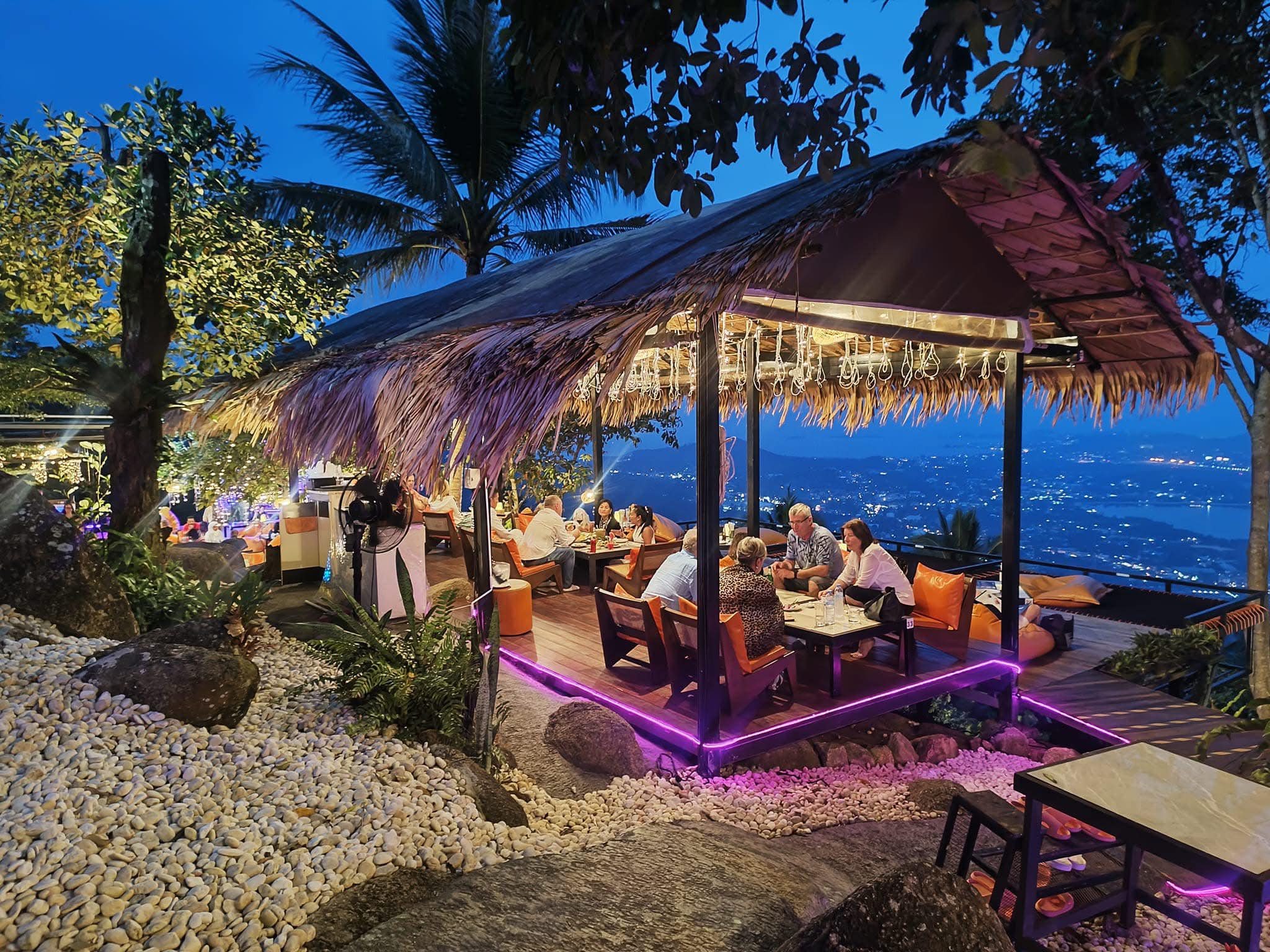 บ้านสวนลุงไข่, พี่เชษฐ์, Sawasdee-CuP Samui, ร้านอาหารข้าวหอม เกาะสมุย, ครัวชาวบ้าน, ท่าเรือสมุยซีฟู้ด, เสบียงเล, Mira Serene, โกเซ้ง เกาะสมุย, ครัวเสวยสมุย, The Roof Samui, มิสสมุย, Jam restaurant