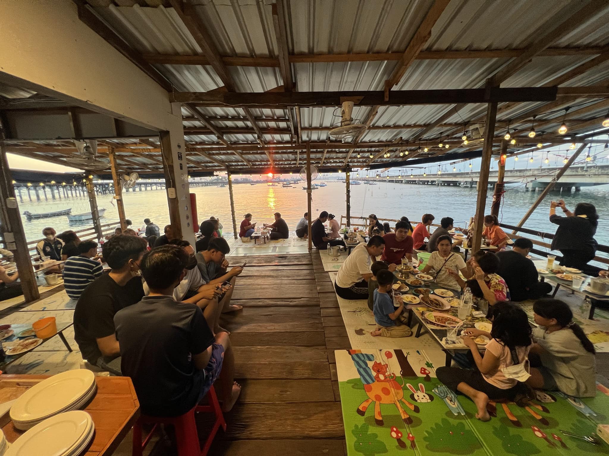 Pop View, ครัวบ้านกลางทะเล, Ripple Sea, ร้านลับหมึกช๊อต อ่าวอุดมซอย17, ร้านป๋าดำซีฟู้ด, ป้าแอ๊ดซีฟู๊ด, ติดดินซีฟู้ด, มุมอร่อย ศรีราชา, TOH CREW, เรือนน้ำซีฟู๊ด ศรีราชา, ครัวทะเล จันผา, ร้านอาหาร เฒ่าทะเล ซีฟู๊ด อ่าวอุดม, ร้านป้อมกินแล้วรวย
