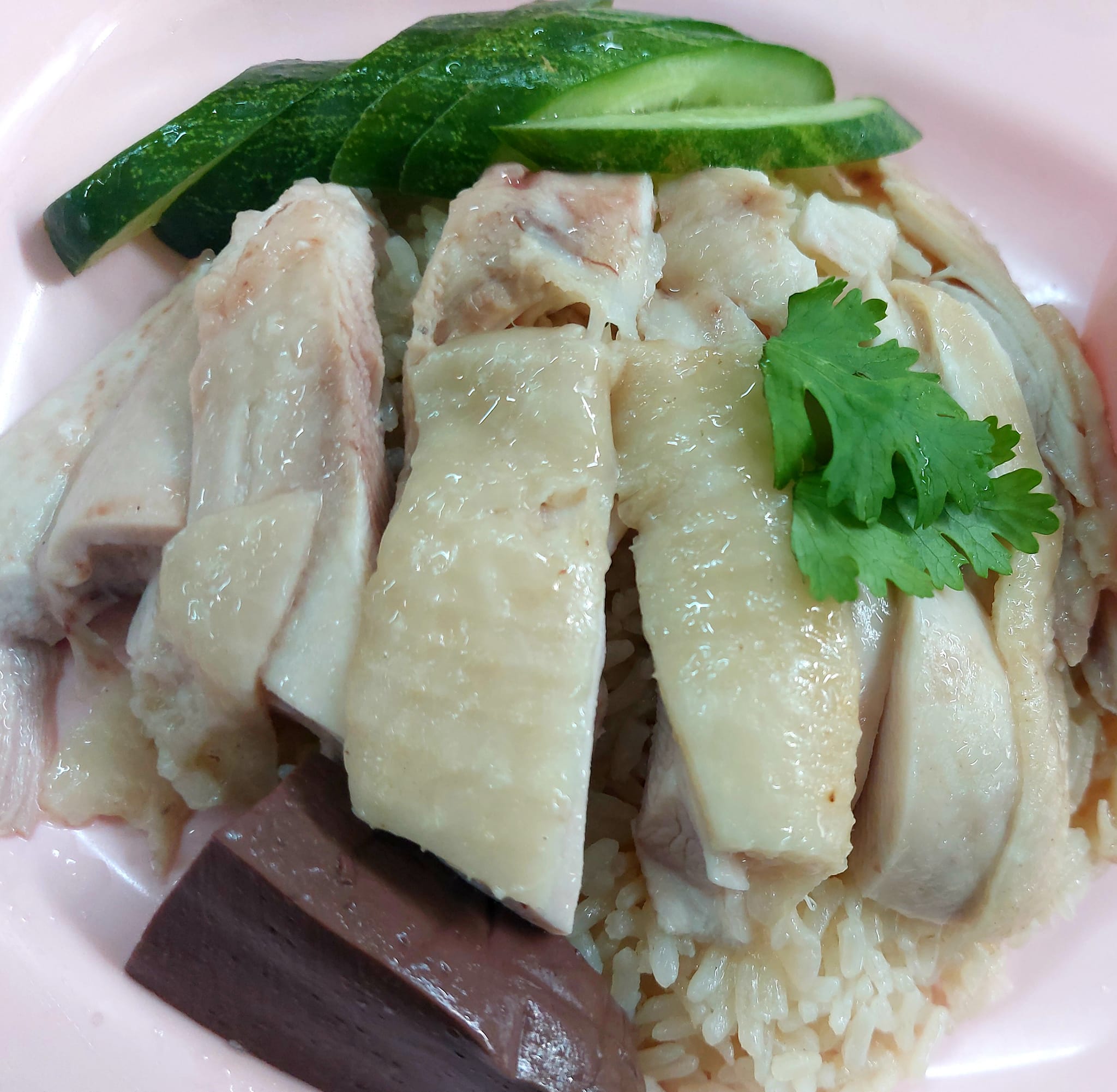 แดงราชาหอยทอด, เปาะเปี๊ยะสด ตรอกสุกร, SO-K cafe, เช็งซิมอี๊ (แป้งกลมอารมณ์ดี), ก๋วยเตี๋ยวตรอกโรงหมู, ข้าวมันไก่พิชัยไก่ตอน, Scoopp, ข้าวขาหมู "มันอยู่ในกระทะ"ตรอกโรงหมู, เบ๊ซุ่นหลี, สีมรกต, สุกี้เตาถ่าน ตรอกโรงหมู, Amass coffee art toys, Kanom Donut, ก๋วยเตี๋ยวหมูตุ๋นเจ๊ปู