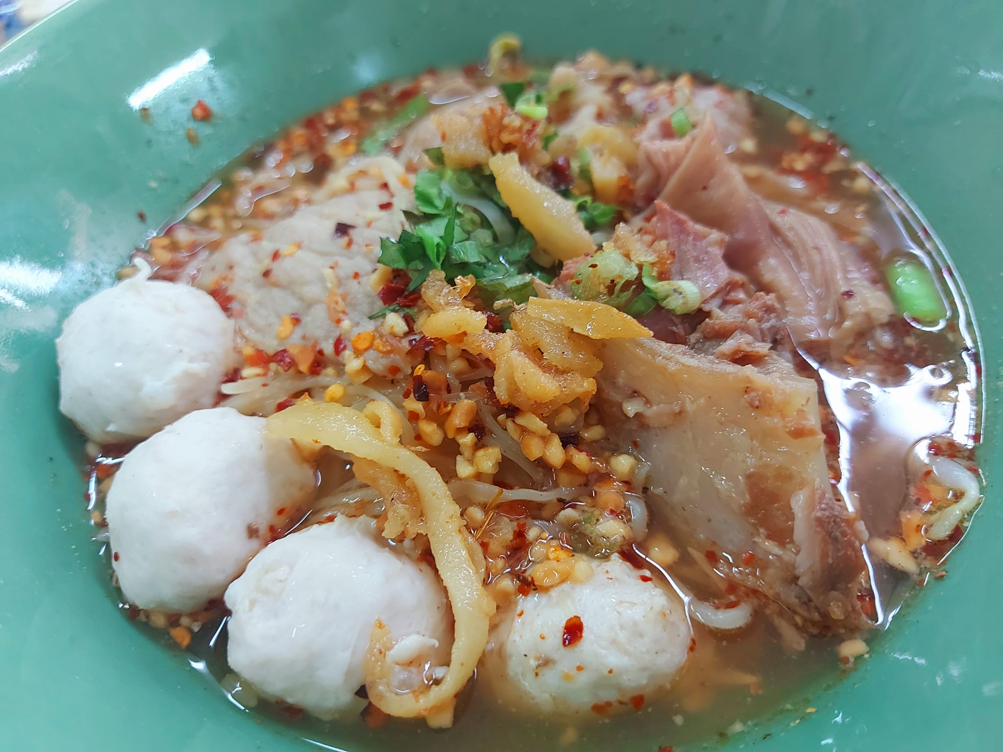 แดงราชาหอยทอด, เปาะเปี๊ยะสด ตรอกสุกร, SO-K cafe, เช็งซิมอี๊ (แป้งกลมอารมณ์ดี), ก๋วยเตี๋ยวตรอกโรงหมู, ข้าวมันไก่พิชัยไก่ตอน, Scoopp, ข้าวขาหมู "มันอยู่ในกระทะ"ตรอกโรงหมู, เบ๊ซุ่นหลี, สีมรกต, สุกี้เตาถ่าน ตรอกโรงหมู, Amass coffee art toys, Kanom Donut, ก๋วยเตี๋ยวหมูตุ๋นเจ๊ปู