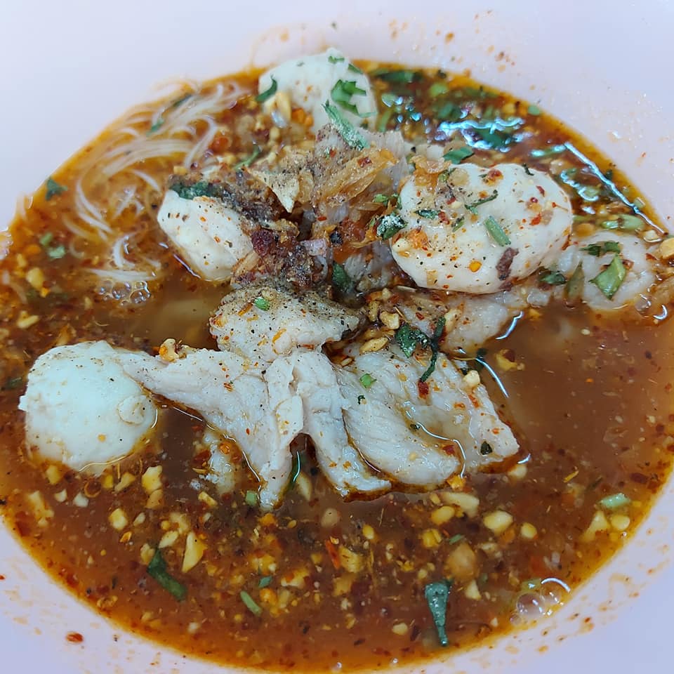 แดงราชาหอยทอด, เปาะเปี๊ยะสด ตรอกสุกร, SO-K cafe, เช็งซิมอี๊ (แป้งกลมอารมณ์ดี), ก๋วยเตี๋ยวตรอกโรงหมู, ข้าวมันไก่พิชัยไก่ตอน, Scoopp, ข้าวขาหมู "มันอยู่ในกระทะ"ตรอกโรงหมู, เบ๊ซุ่นหลี, สีมรกต, สุกี้เตาถ่าน ตรอกโรงหมู, Amass coffee art toys, Kanom Donut, ก๋วยเตี๋ยวหมูตุ๋นเจ๊ปู