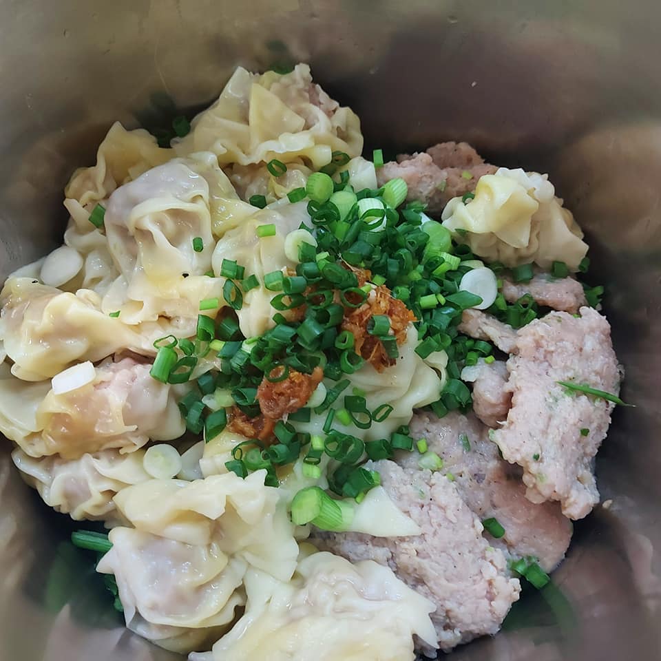 แดงราชาหอยทอด, เปาะเปี๊ยะสด ตรอกสุกร, SO-K cafe, เช็งซิมอี๊ (แป้งกลมอารมณ์ดี), ก๋วยเตี๋ยวตรอกโรงหมู, ข้าวมันไก่พิชัยไก่ตอน, Scoopp, ข้าวขาหมู "มันอยู่ในกระทะ"ตรอกโรงหมู, เบ๊ซุ่นหลี, สีมรกต, สุกี้เตาถ่าน ตรอกโรงหมู, Amass coffee art toys, Kanom Donut, ก๋วยเตี๋ยวหมูตุ๋นเจ๊ปู