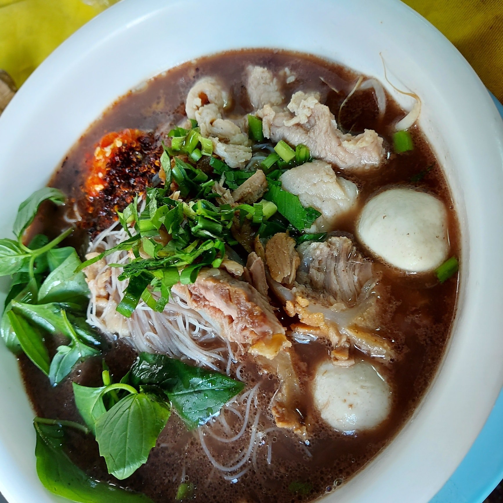 แดงราชาหอยทอด, เปาะเปี๊ยะสด ตรอกสุกร, SO-K cafe, เช็งซิมอี๊ (แป้งกลมอารมณ์ดี), ก๋วยเตี๋ยวตรอกโรงหมู, ข้าวมันไก่พิชัยไก่ตอน, Scoopp, ข้าวขาหมู "มันอยู่ในกระทะ"ตรอกโรงหมู, เบ๊ซุ่นหลี, สีมรกต, สุกี้เตาถ่าน ตรอกโรงหมู, Amass coffee art toys, Kanom Donut, ก๋วยเตี๋ยวหมูตุ๋นเจ๊ปู