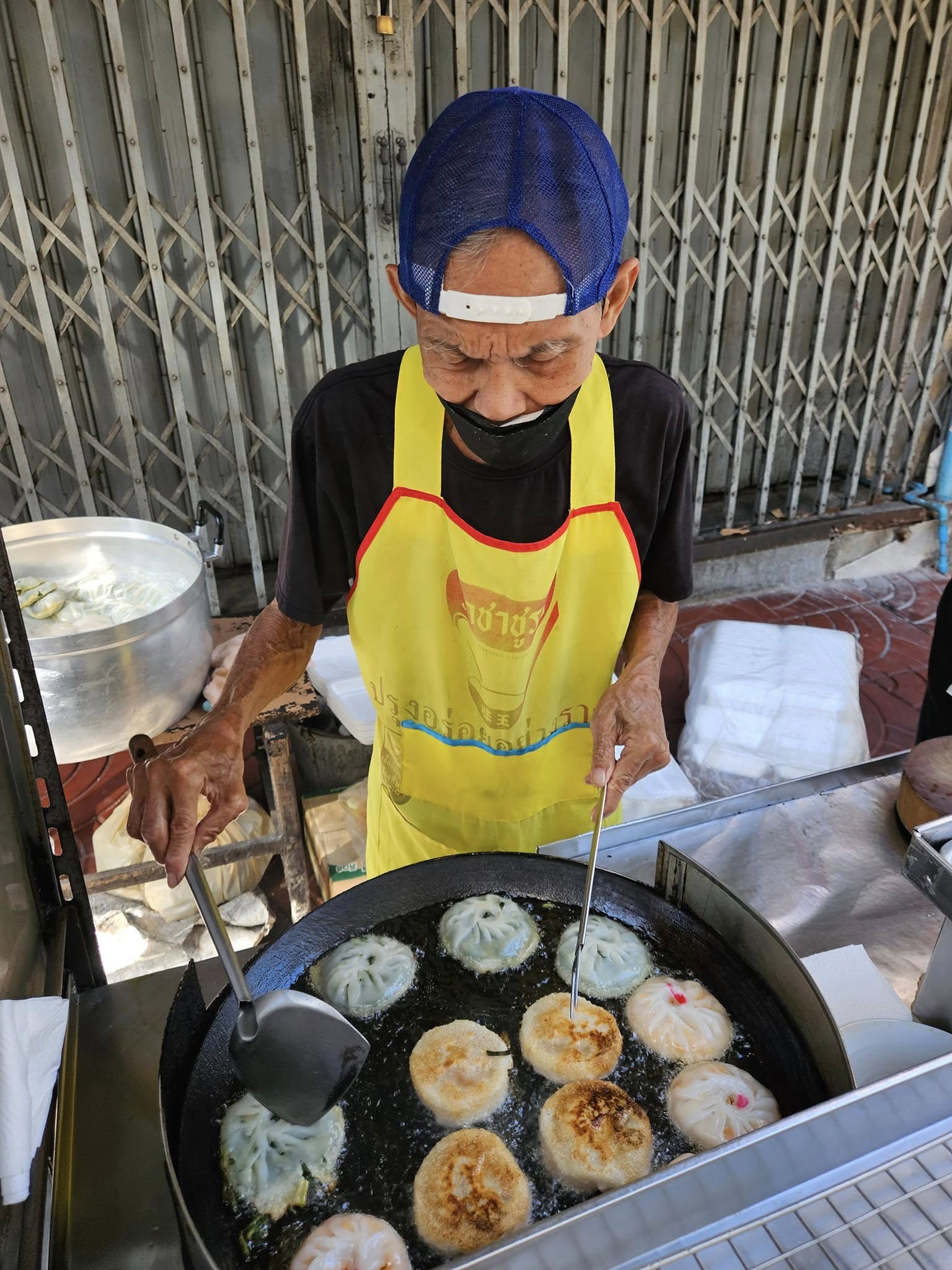 ร้านอาตี๋กุยช่าย, ร้าน ขนมกุยช่าย นายฮี้, กุยช่ายมิสหมวย, กุยช่ายสะพานหัน, ปากร้ายกุ้ยช่ายทอดตอกไข่, ขนมกุยช่ายนายพี, กุยช่ายคุณย่าวิไล, กระเพาะปลาเจ๊เอ็ง, กุยช่ายอาแปะเจ้าเก่า, อาเฟงลี่, ขนมกุ๋ยช่ายเจ๊ต้อย, กุ้ยช่ายคุณแม่, กุยช่ายเจ๊มล, กุยช่ายคุณแอ๋ววังหลัง, ท้องย้อยกุยช่าย, กุยช่ายเจ๊หมวย, เพลินเพลิน กุยช่ายทอดกรอบ